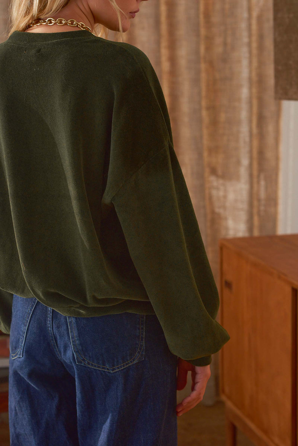 Vue de dos détail manche sweat femme kaki velours Marlot Paris.