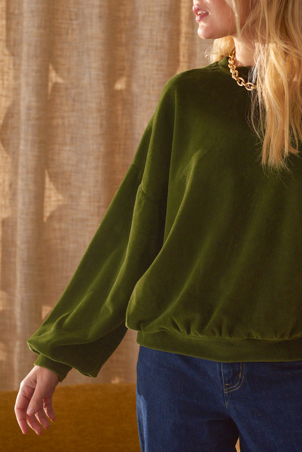 Détail manche sweat femme en velours vert kaki Marlot Paris.