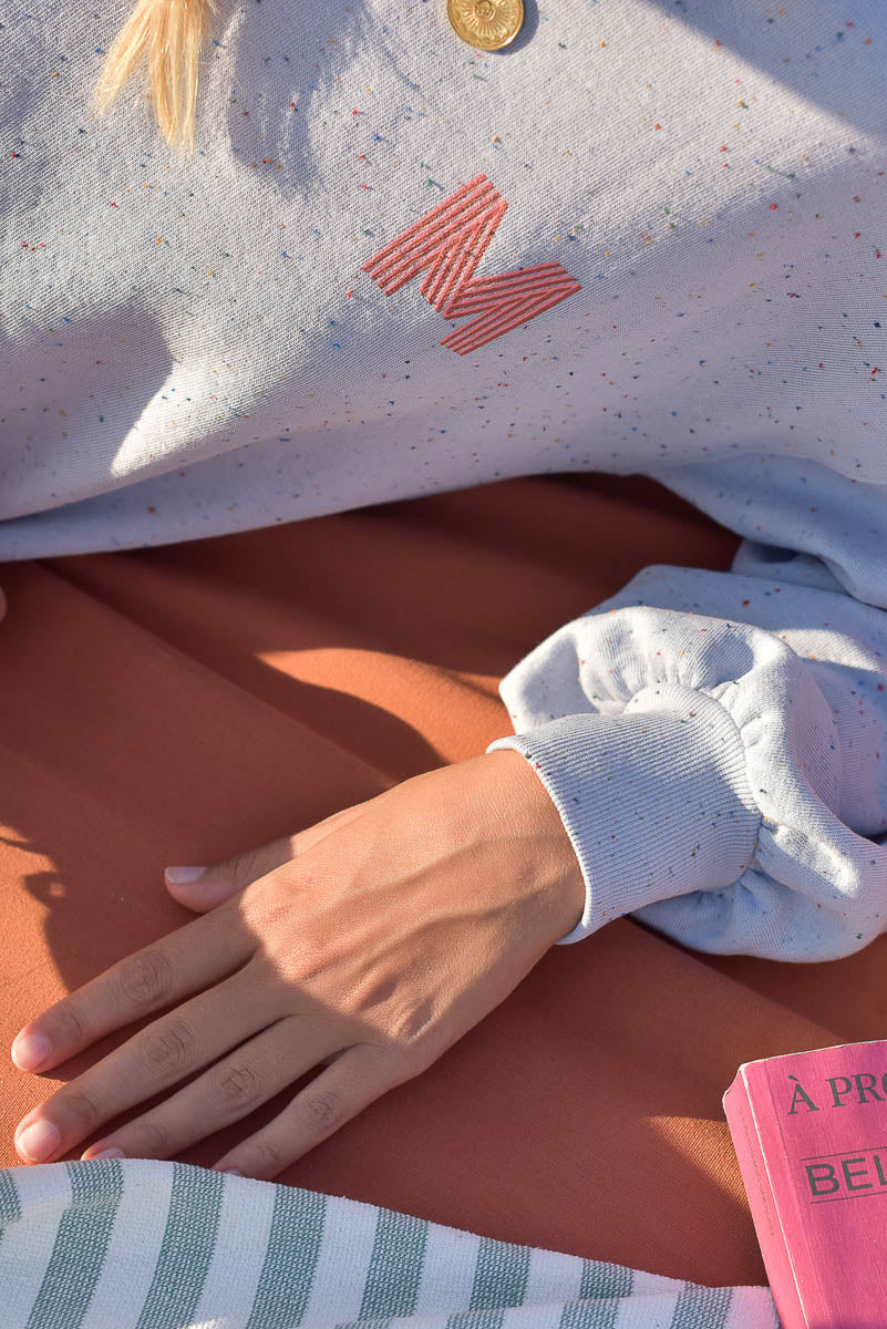 détail m brodé sweat femme romy ciel moucheté marlot paris