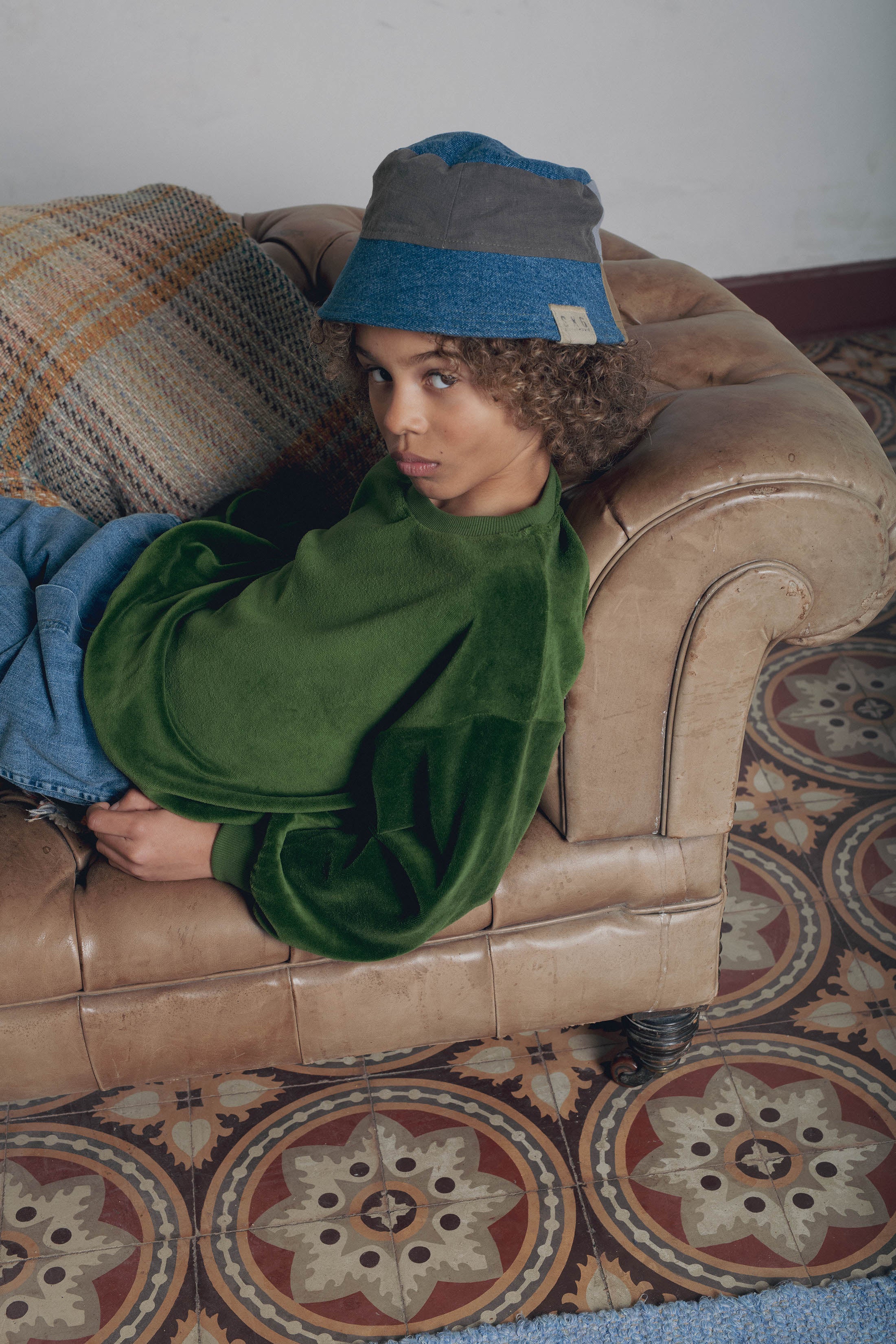 Portrait garçon canapé sweat velours vert olive Marlot Paris