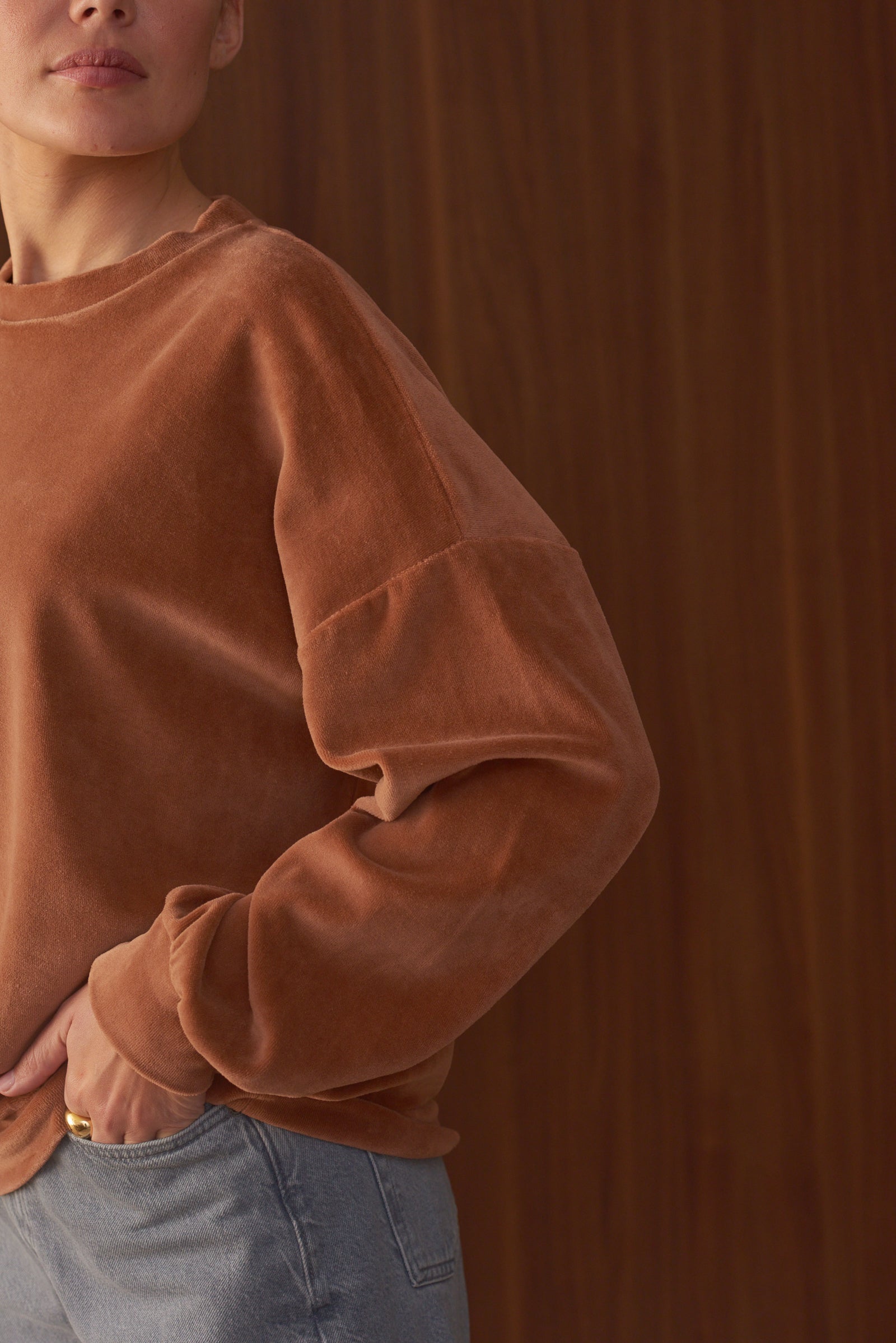 Détail manche sweat femme en velours coloris mocha Marlot Paris.