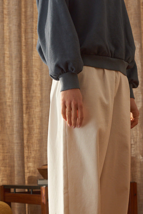 Détail manche poignet sweat femme gris carbone romy Marlot Paris