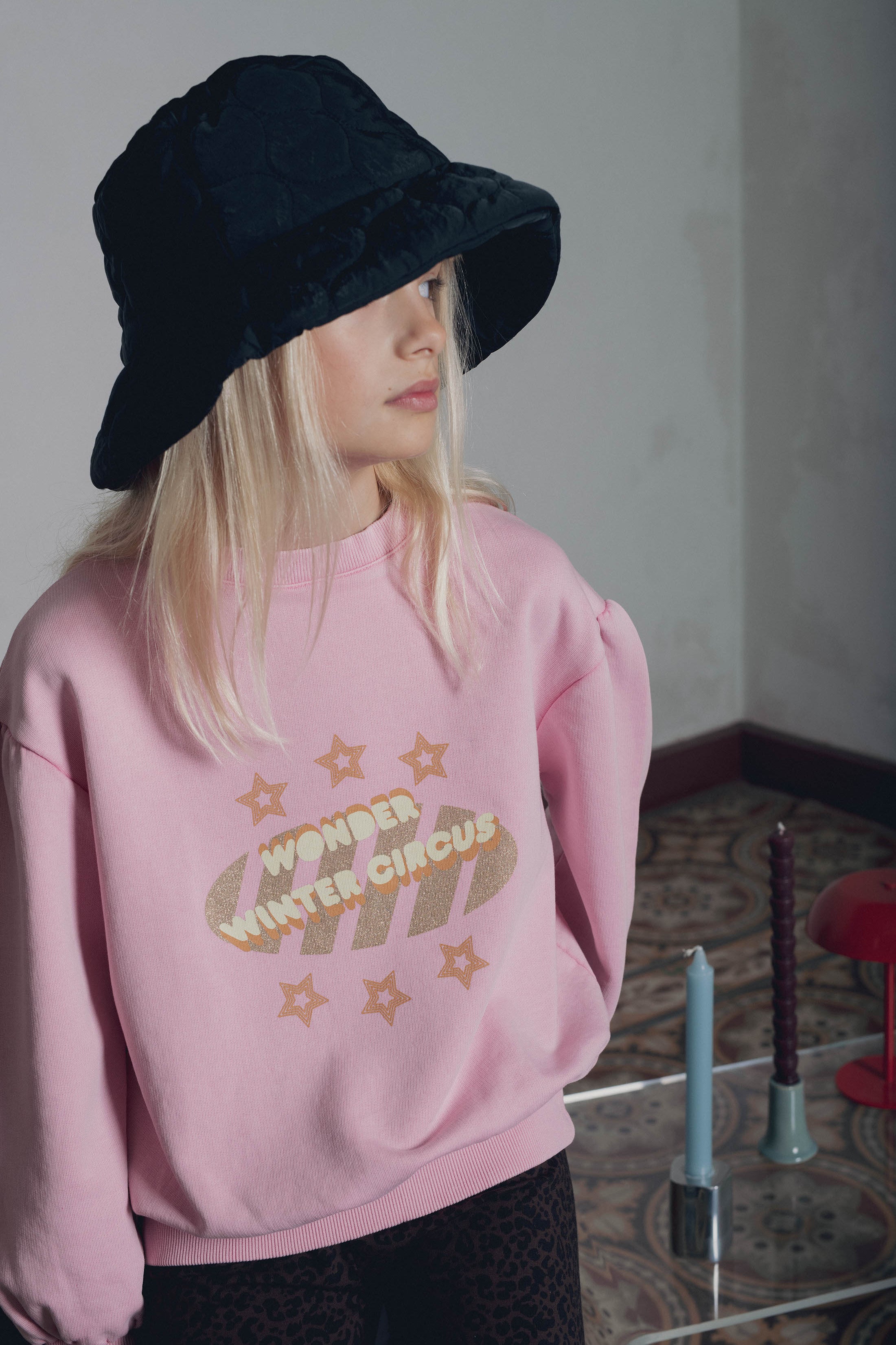 Détail message imprimé wonder winter circus sweat fille rose Marlot Paris