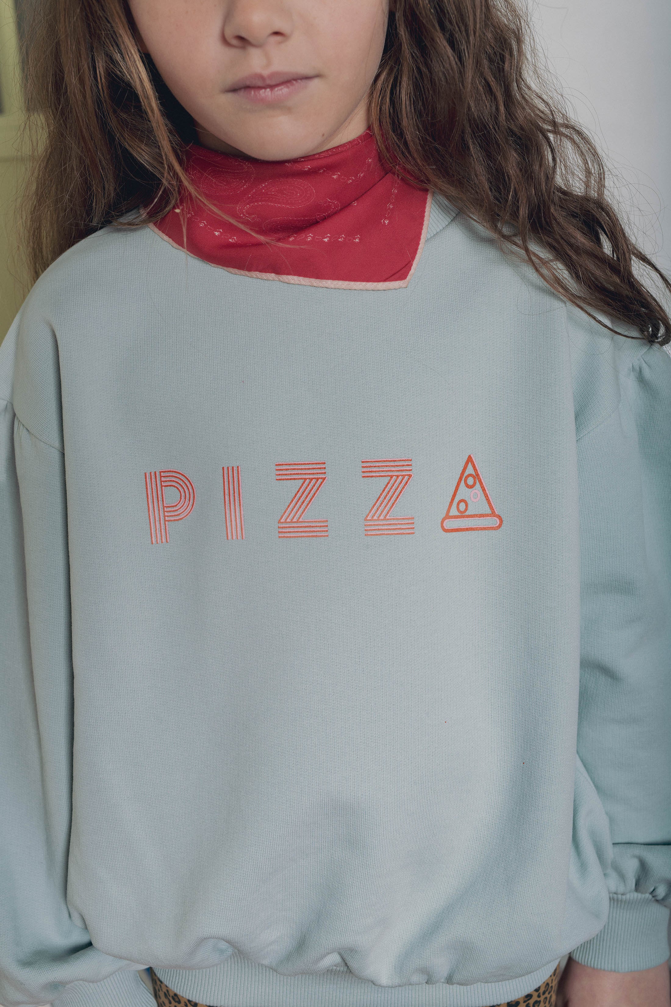 Détail message imprimé pizza sur sweat fille coton marlot paris