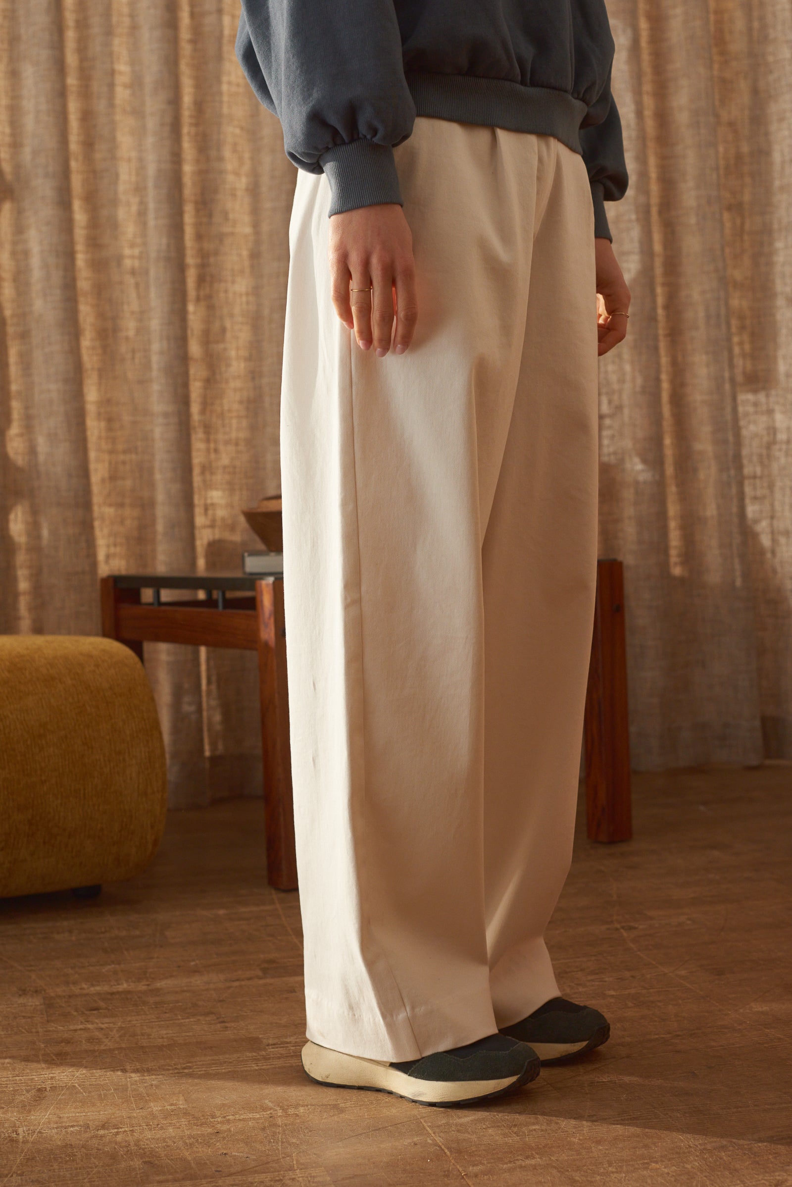 Pantalon femme large écru Marlot Paris baskets bleues.