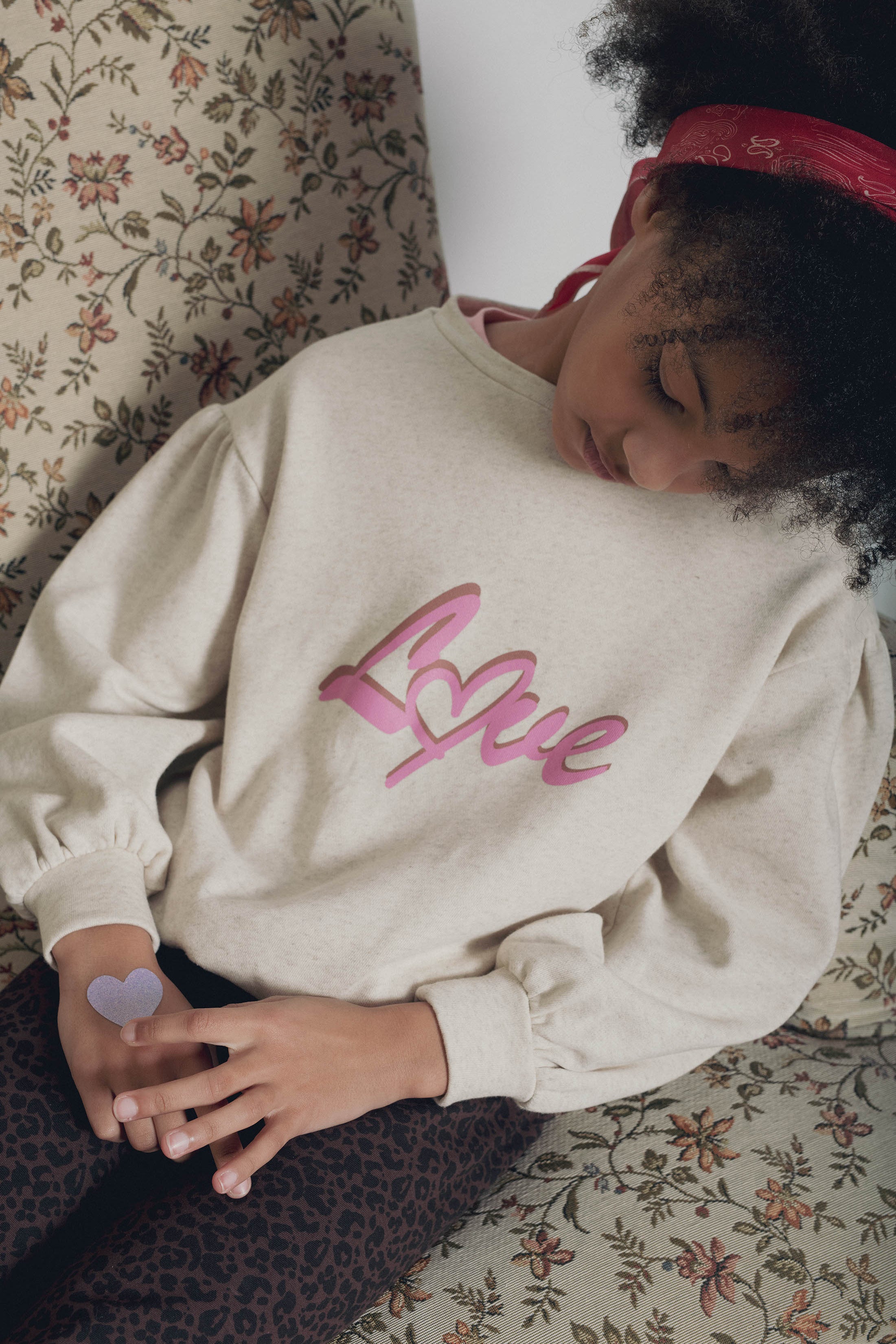 Détail imprimé love sweat fille bueno beige marlot paris