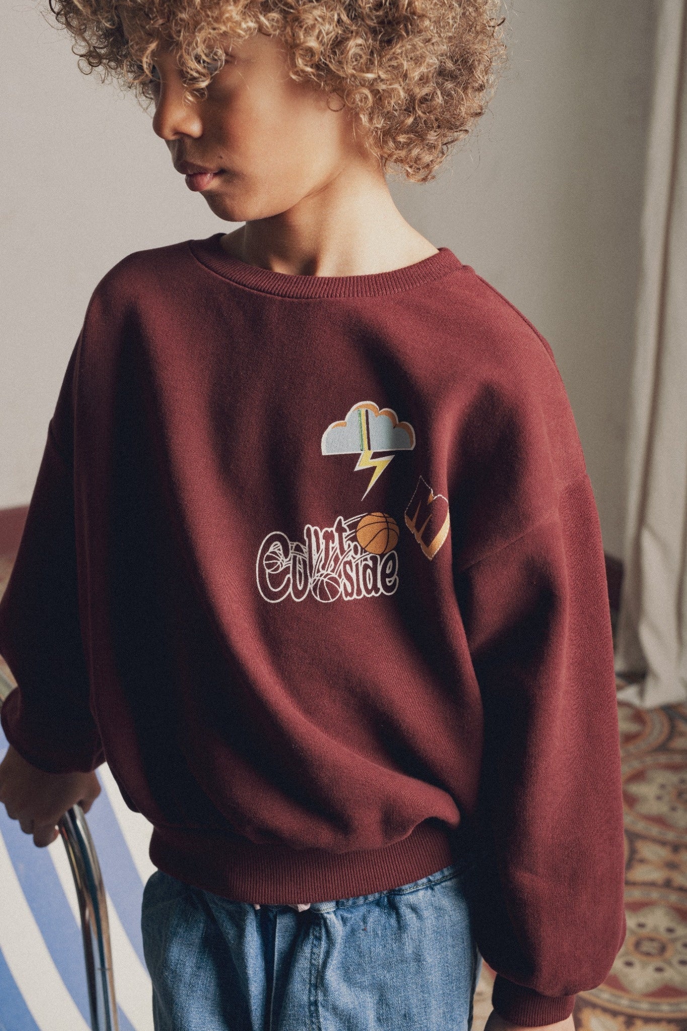 Détail print message sweat garçon brun Marlot Paris