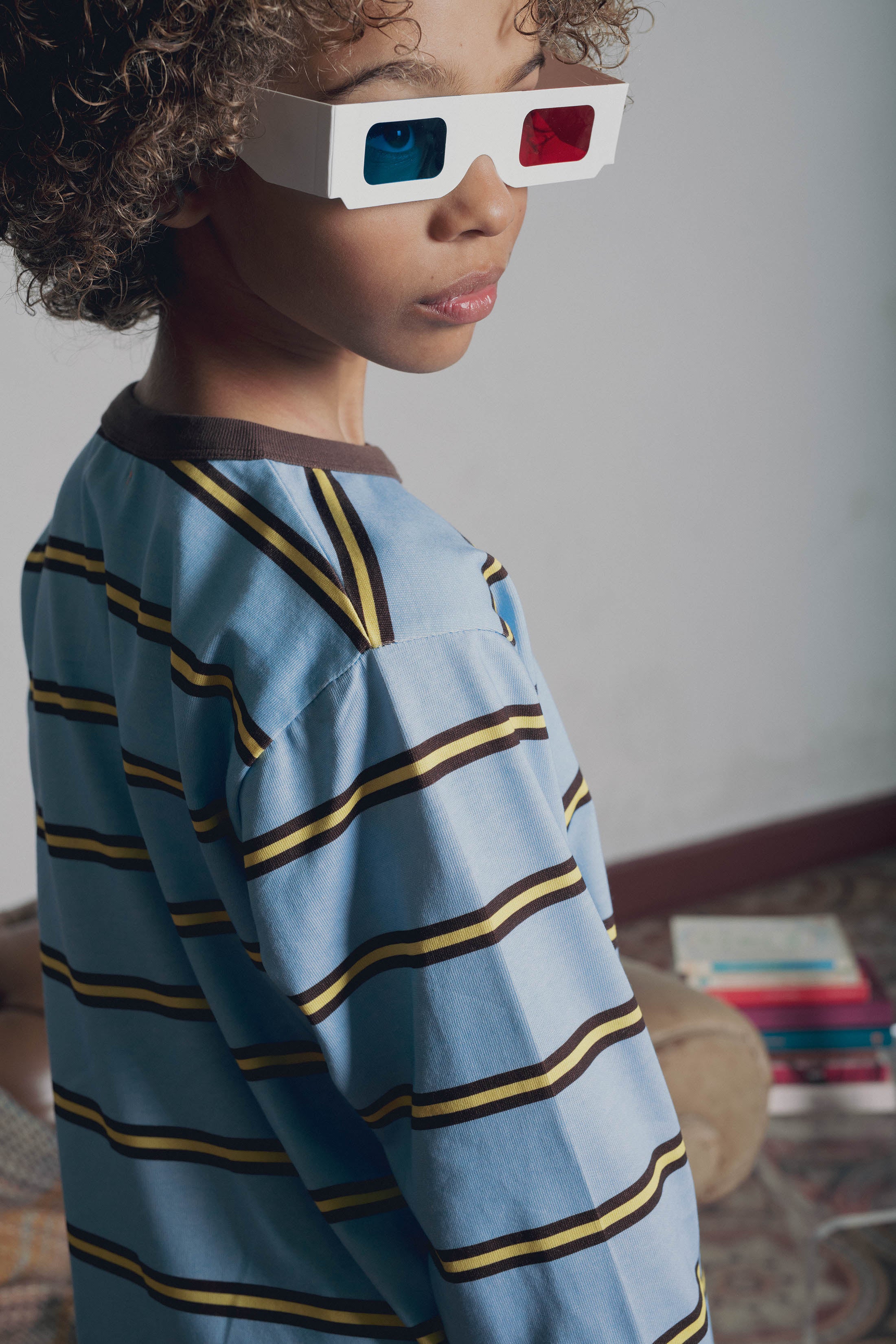 Détail rayures t-shirt garçon bleu et jaune Marlot Paris