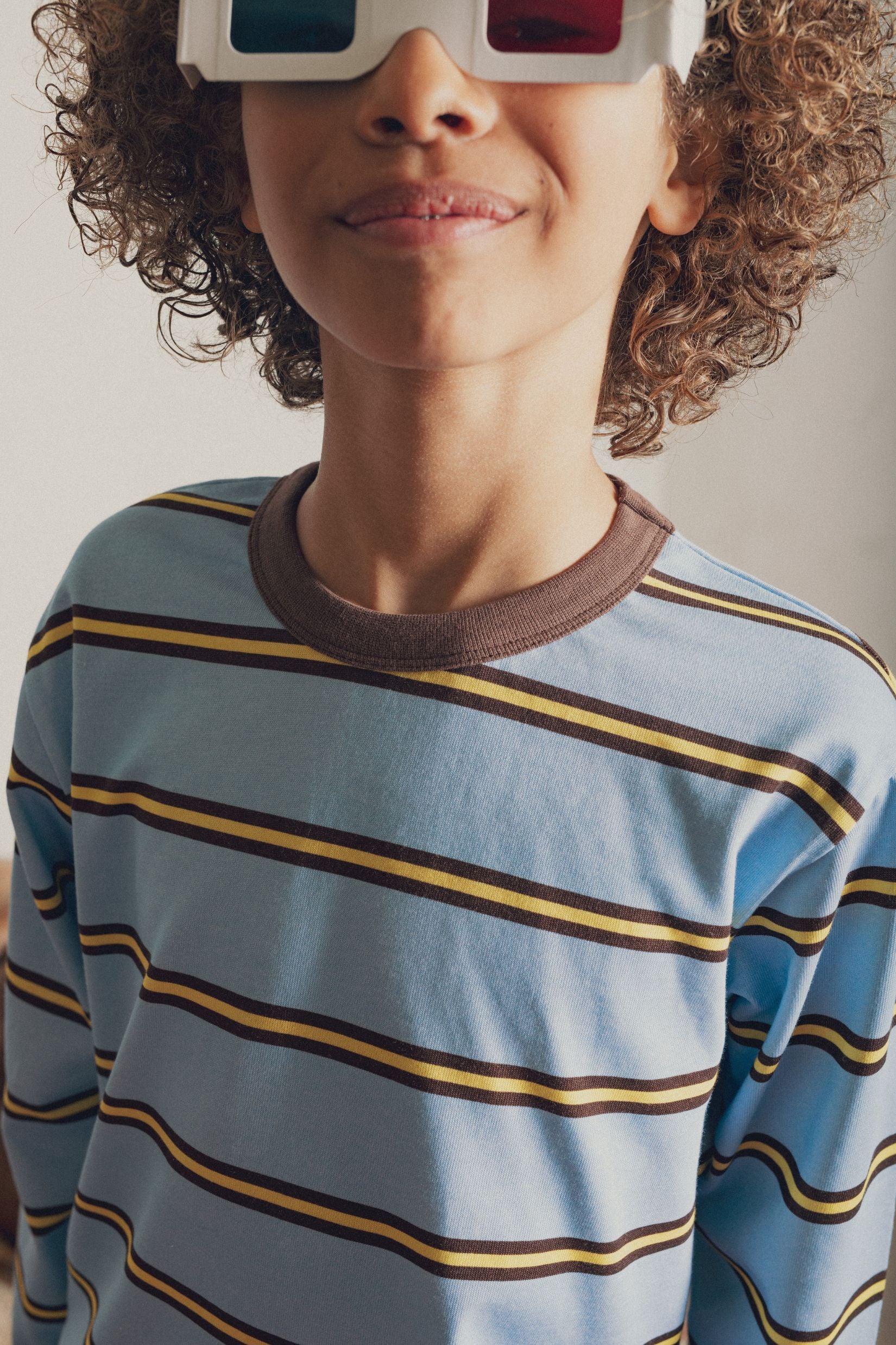 Détail col et rayures tee-shirt garçon Marlot Paris bleu jaune et marron.