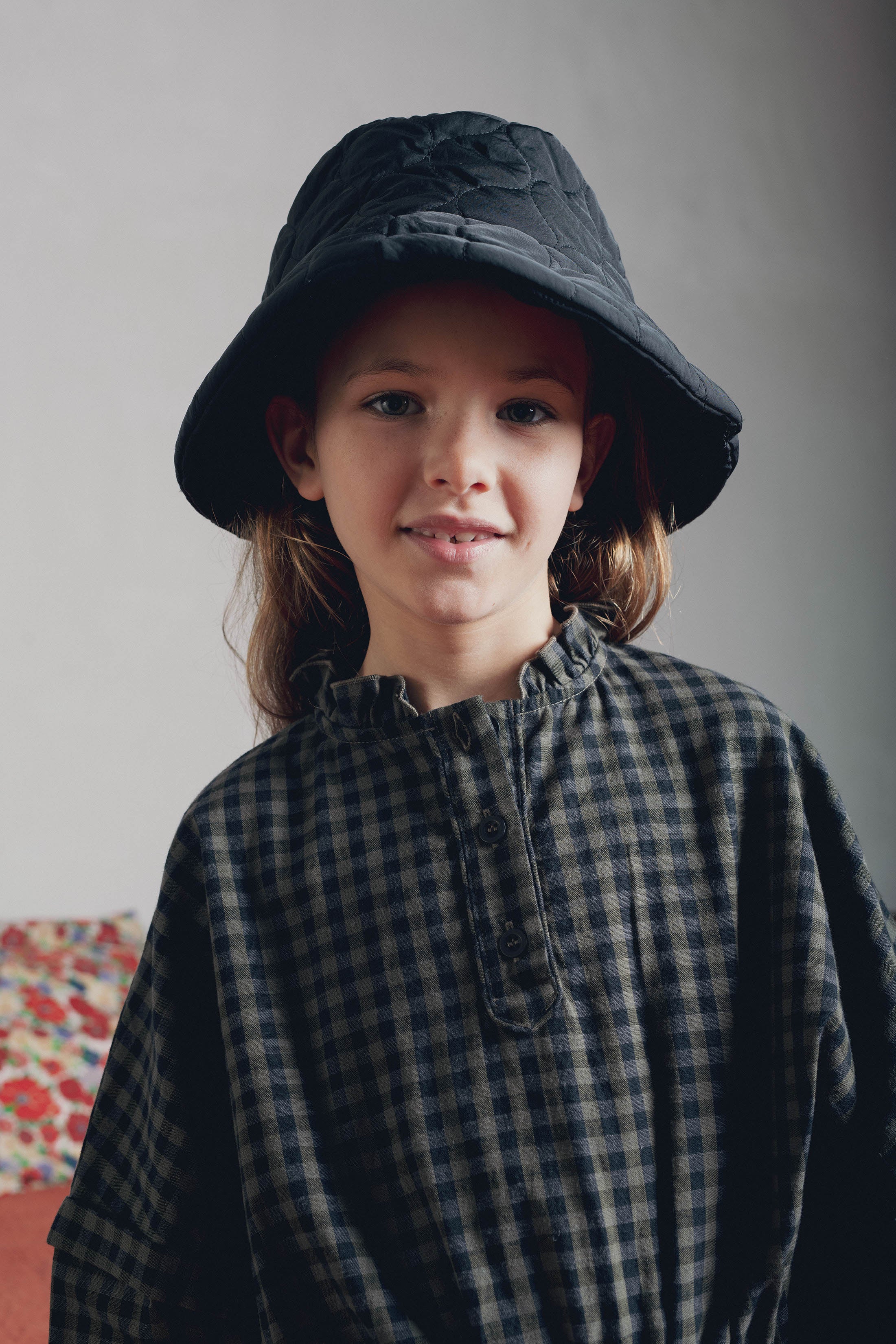 Portrait fillette détail col volants robe vichy kaki Marlot Paris