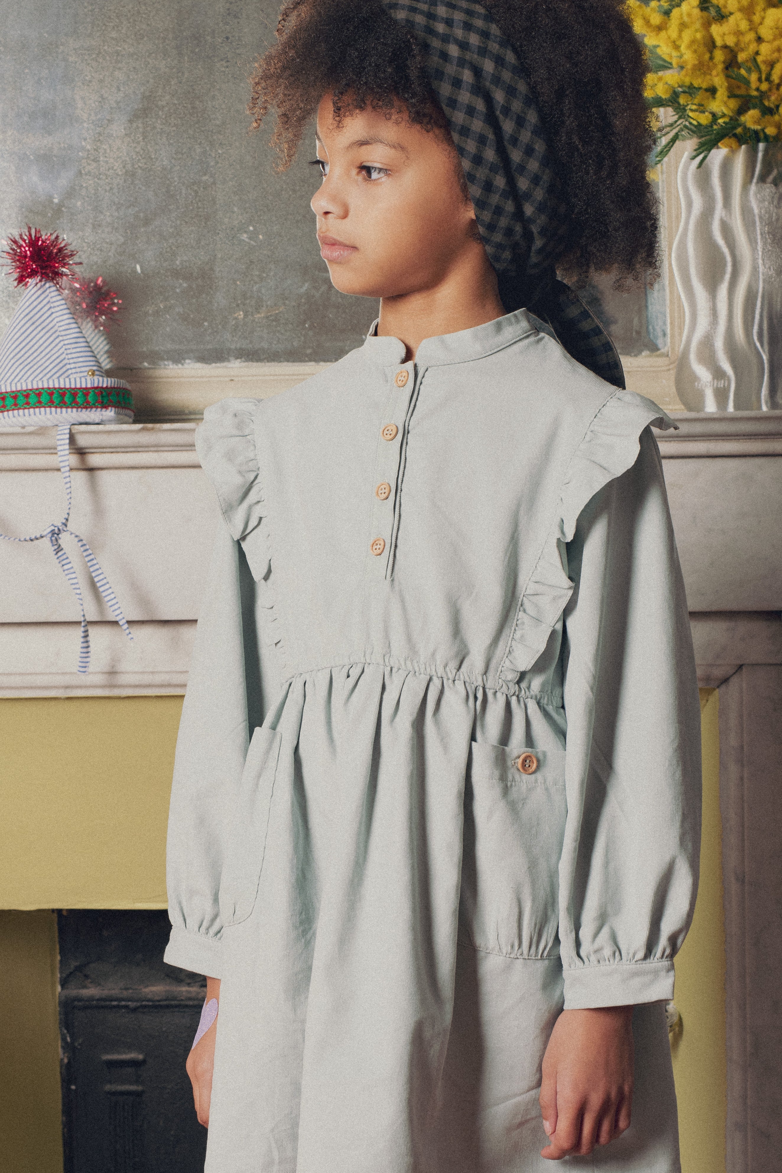 Détail volants et boutons robe fille céladon Marlot Paris.