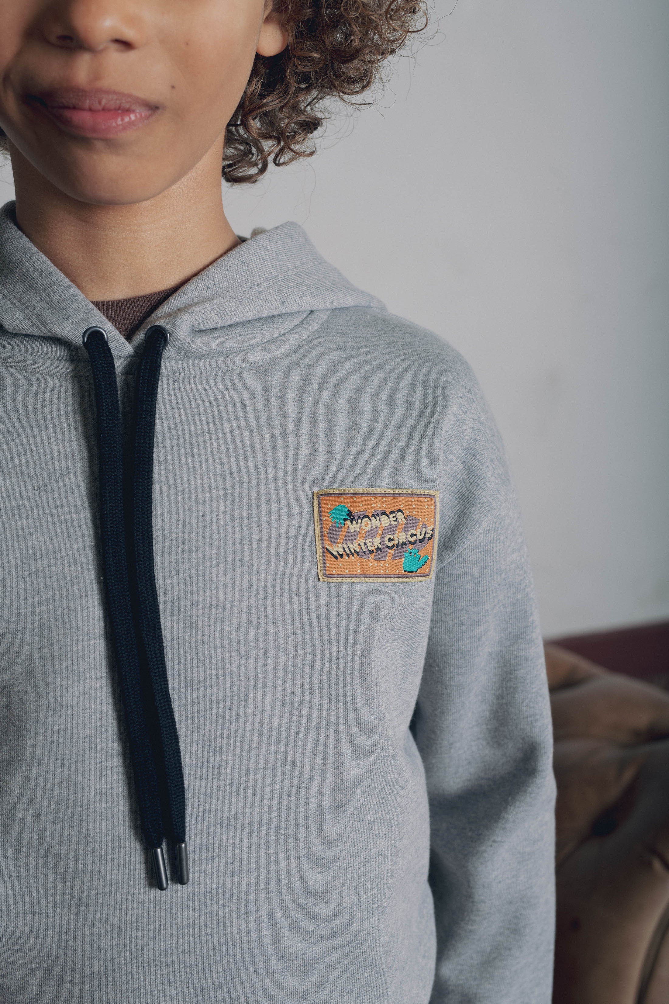 Détail ecusson sweat garçon à capuche gris Marlot Paris