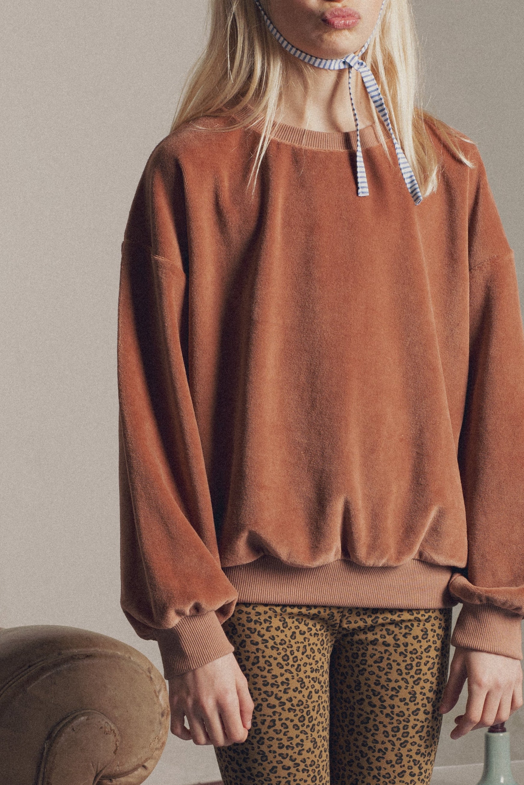 Détail sweat fille velours mocha encolure et manches Marlot Paris.