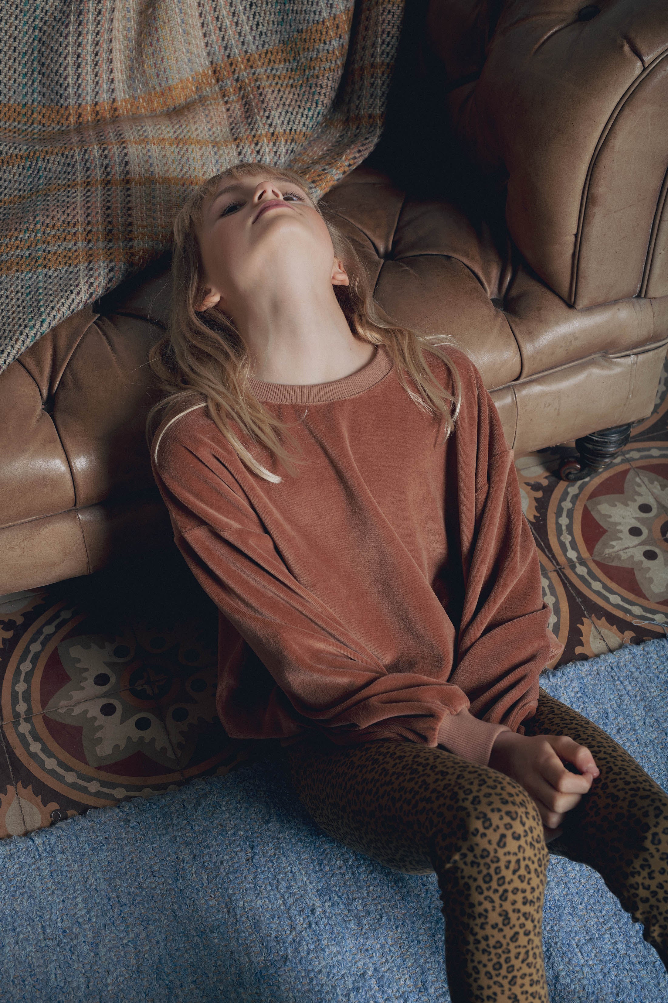 Détail velours sweat fille Maxime mocha Marlot Paris décor canapé