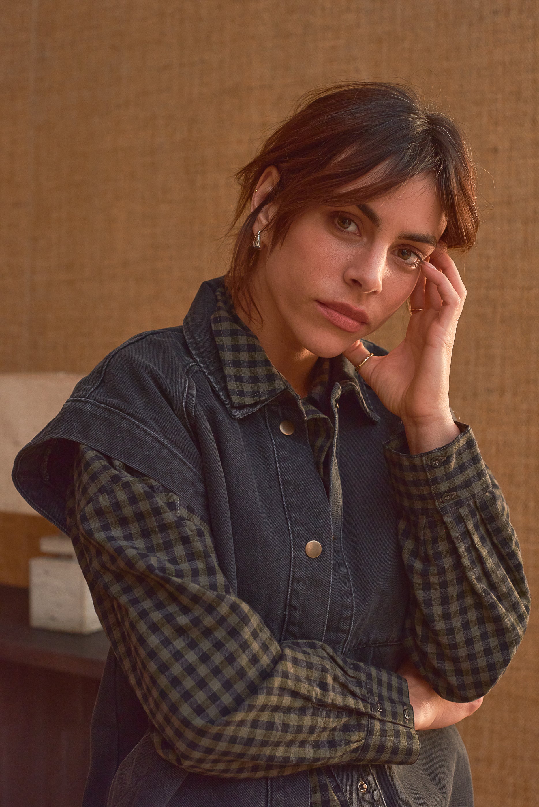 Détail col manches et bouton veste femme sans manches denim gris marlot paris.