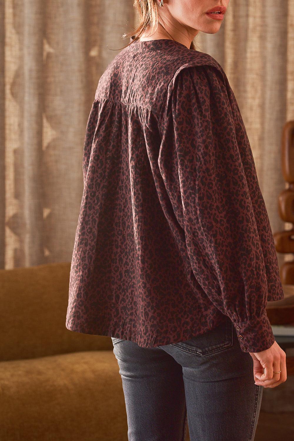 Vue de dos blouse femme léopard teinte chocolat gaze de coton Marlot Paris