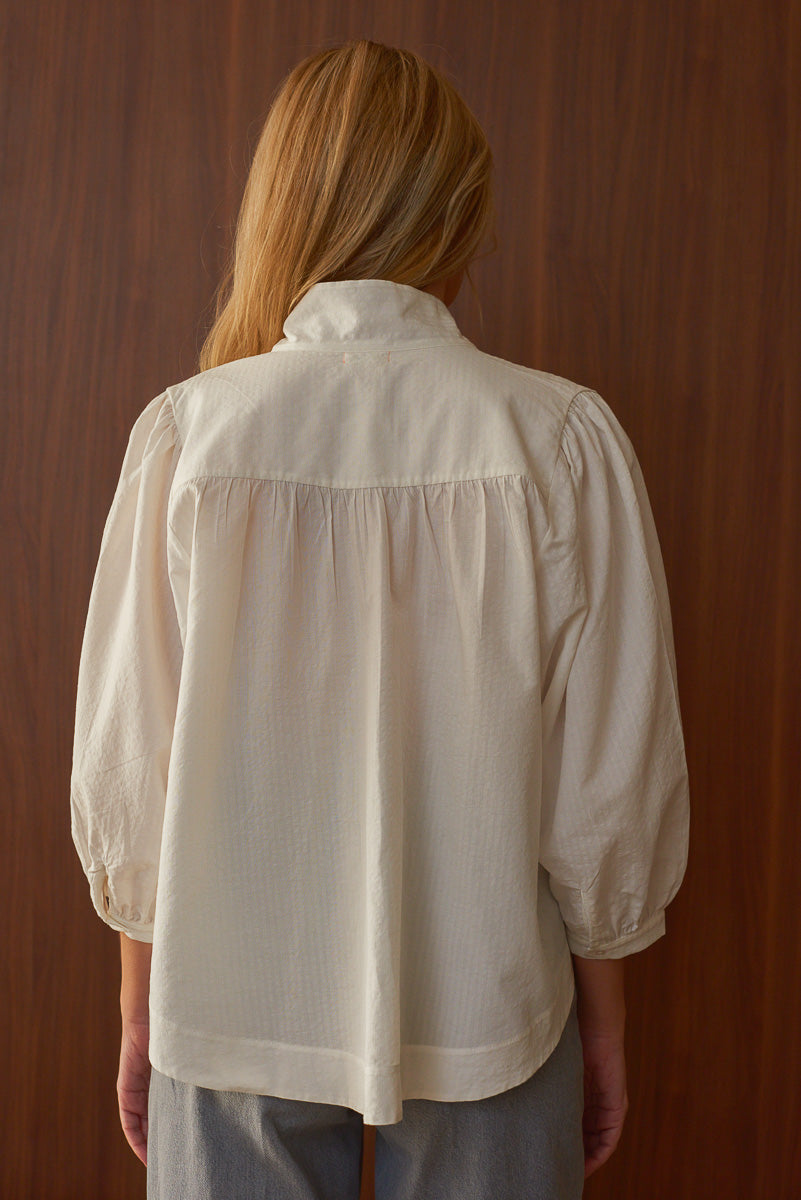 Vue de dos chemise femme col montant manches trois quarts blanche marlot paris