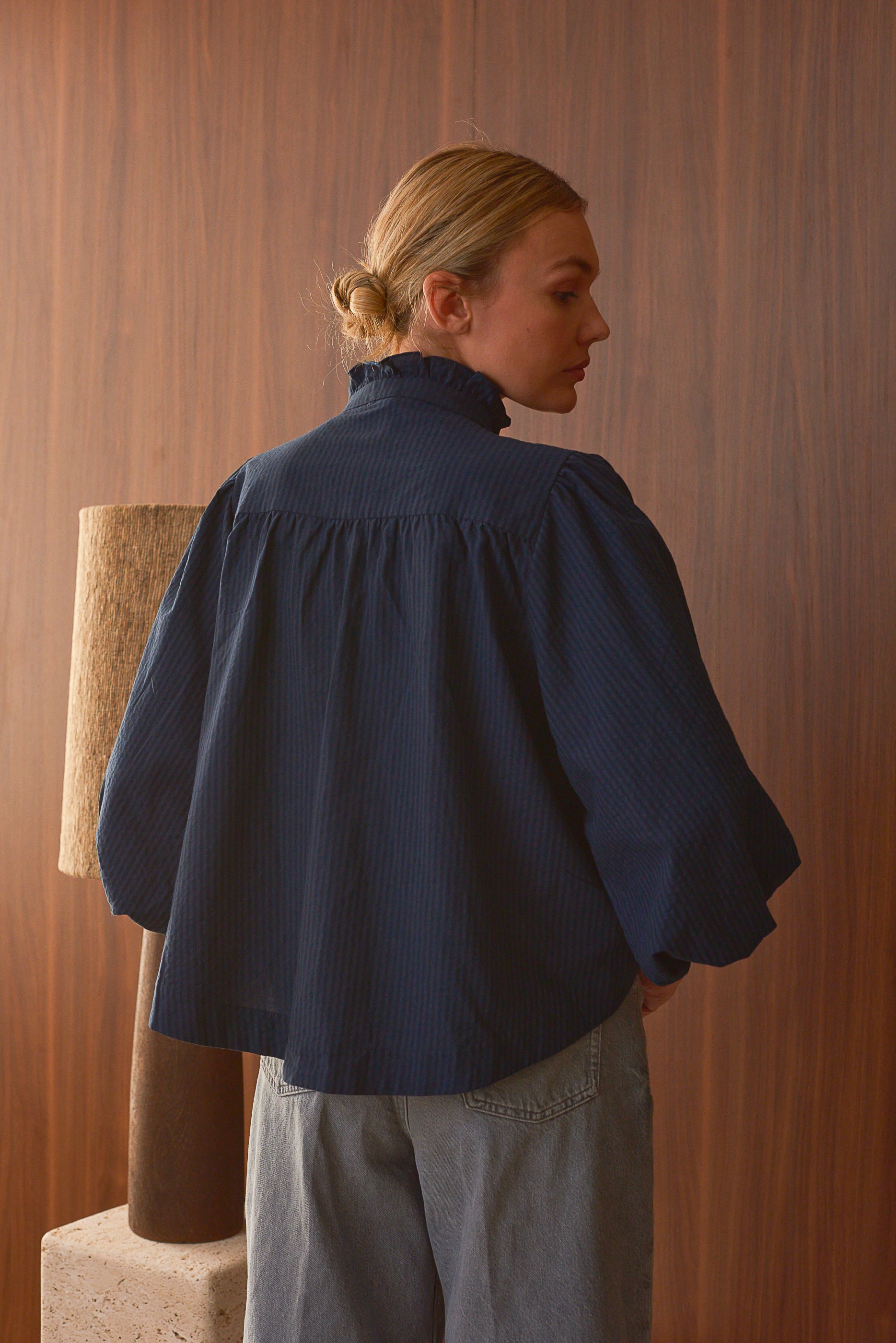 Vue de dos blouse femme bleu indigo col volants Marlot Paris.