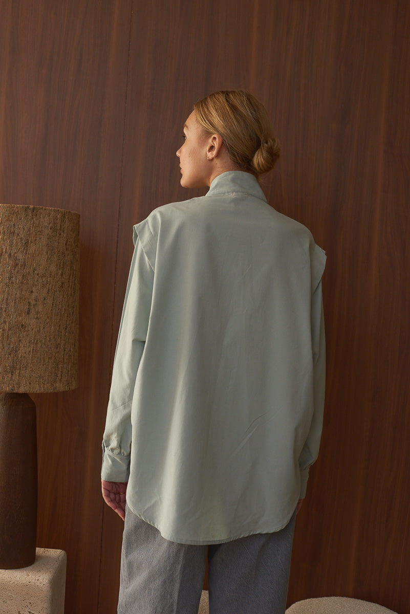 Vue de dos chemise femme col officier couleur céladon Marlot Paris.