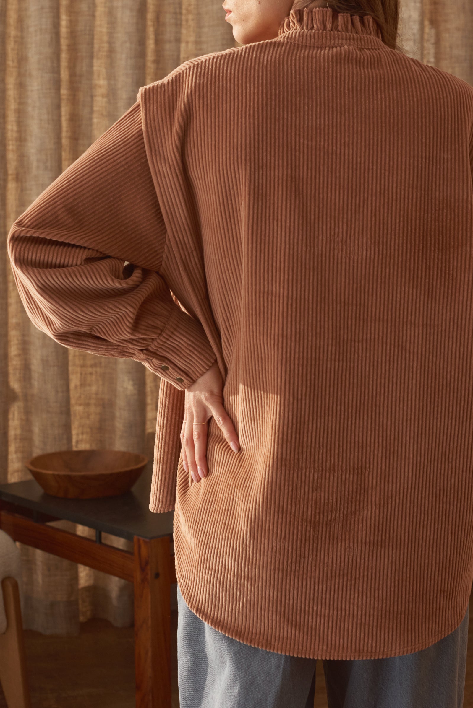 Vue de dos chemise femme velours côtelé mocha Marlot Paris.