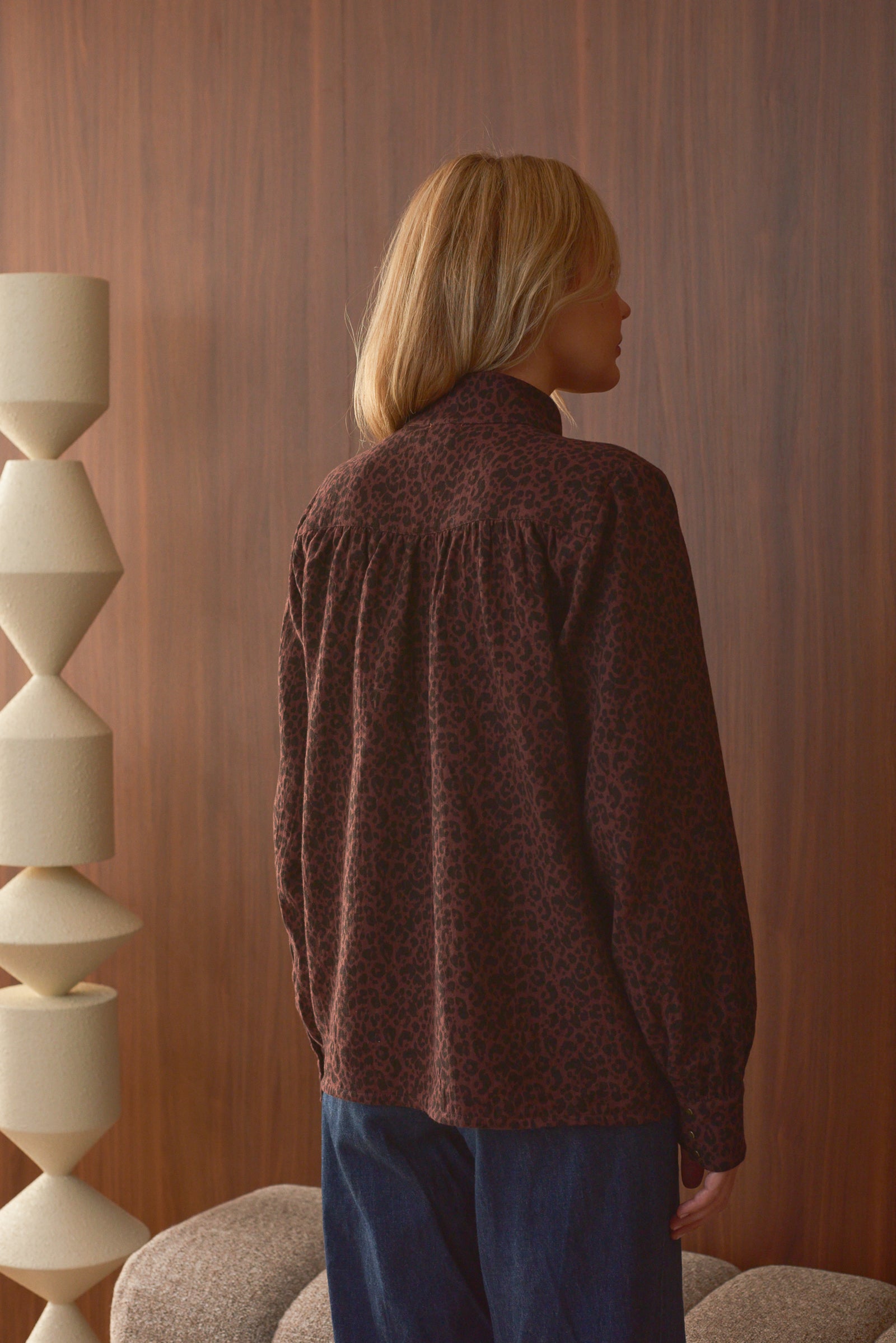 Vue de dos chemise femme imprimé léopard couleur chocolat Marlot Paris