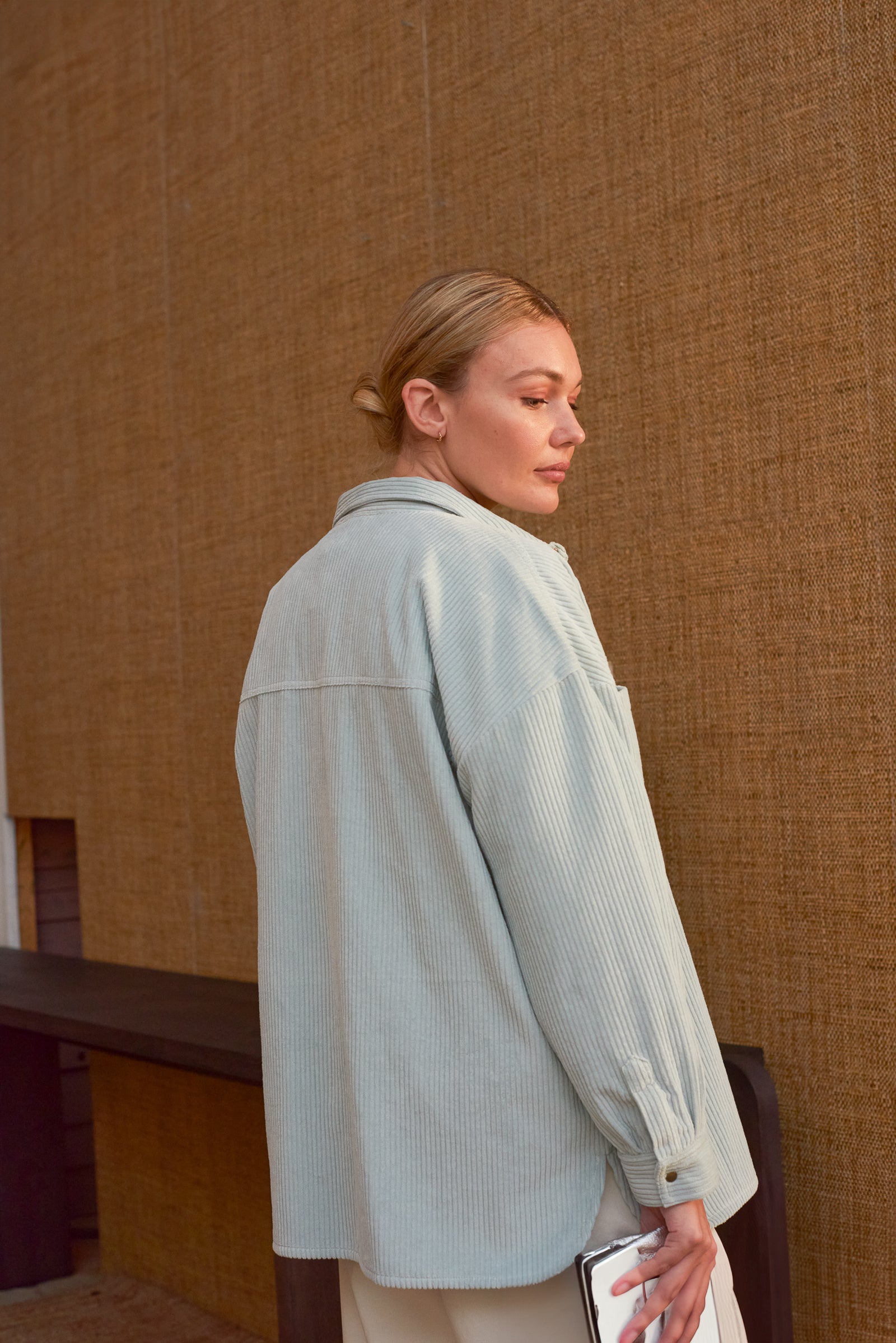 Vue dos chemise femme velours côtelé couleur céladon Marlot Paris.