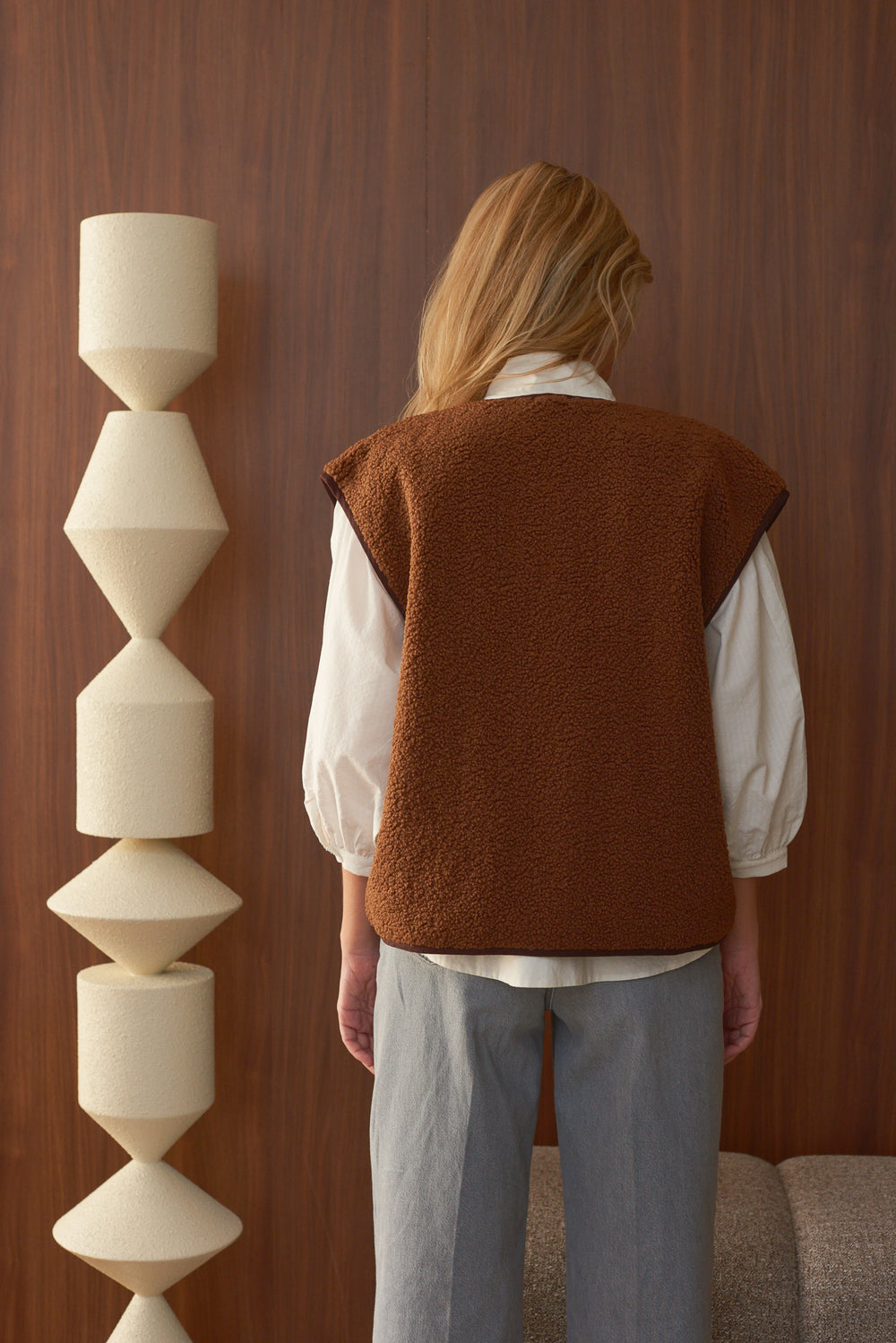 Vue de dos gilet femme sans manche moumoute couleur chocolat Marlot Paris.