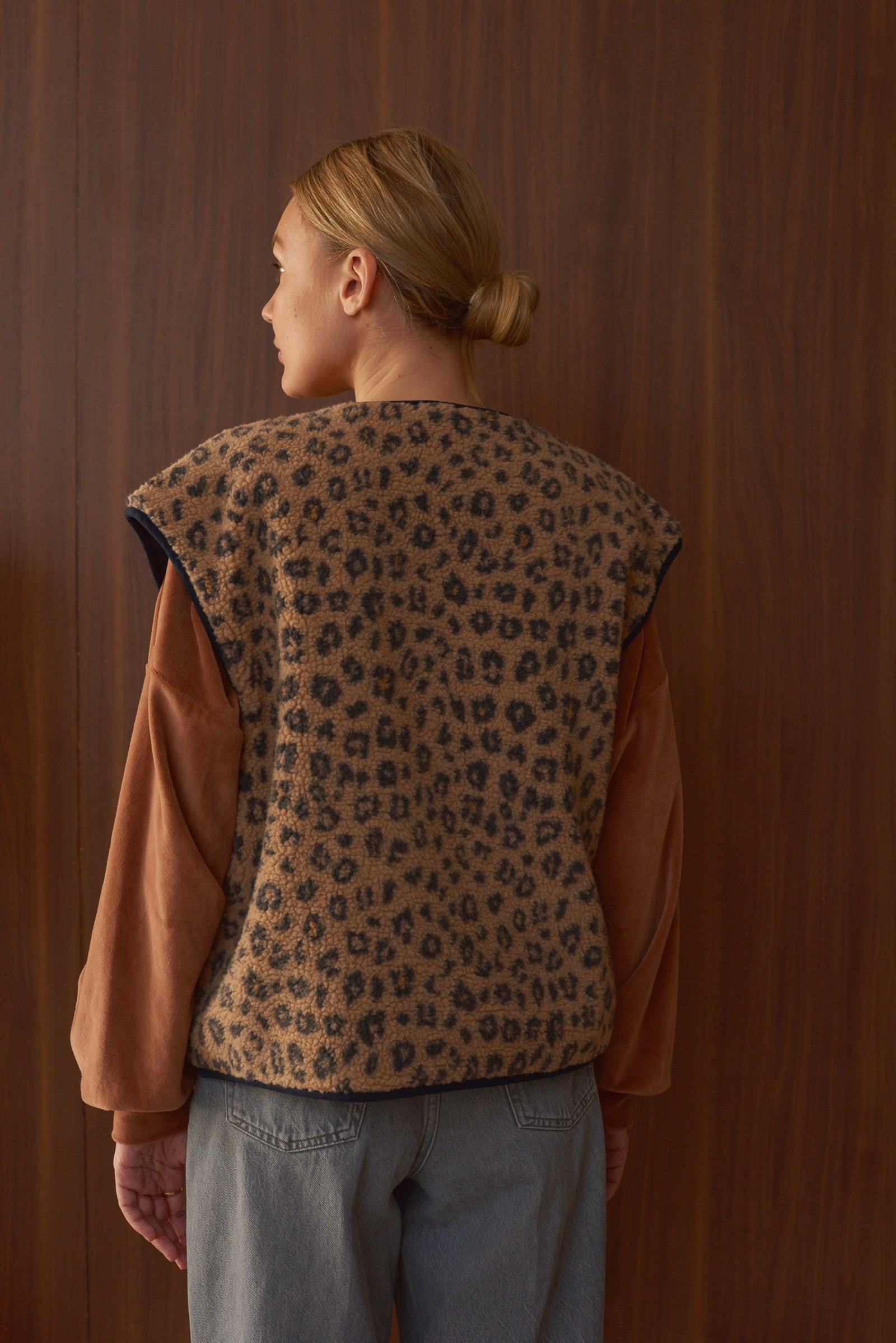 Vue de dos gilet femme sans manche fausse fourrure léopard Marlot Paris.