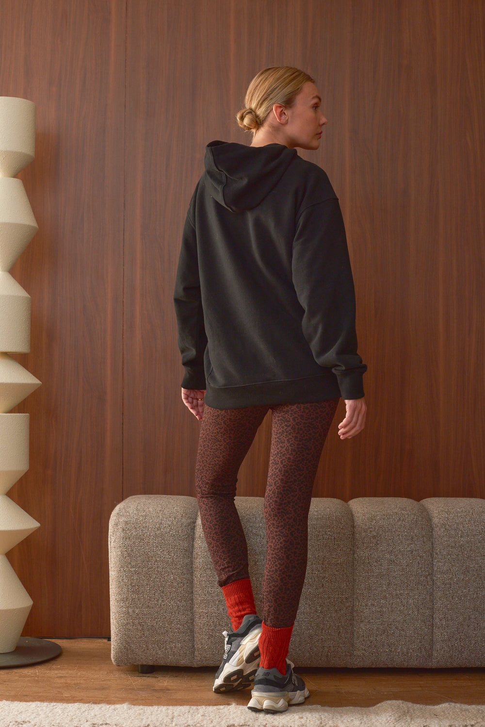 Vue de dos legging femme léopard brun Marlot Paris avec sweat noir capuche.