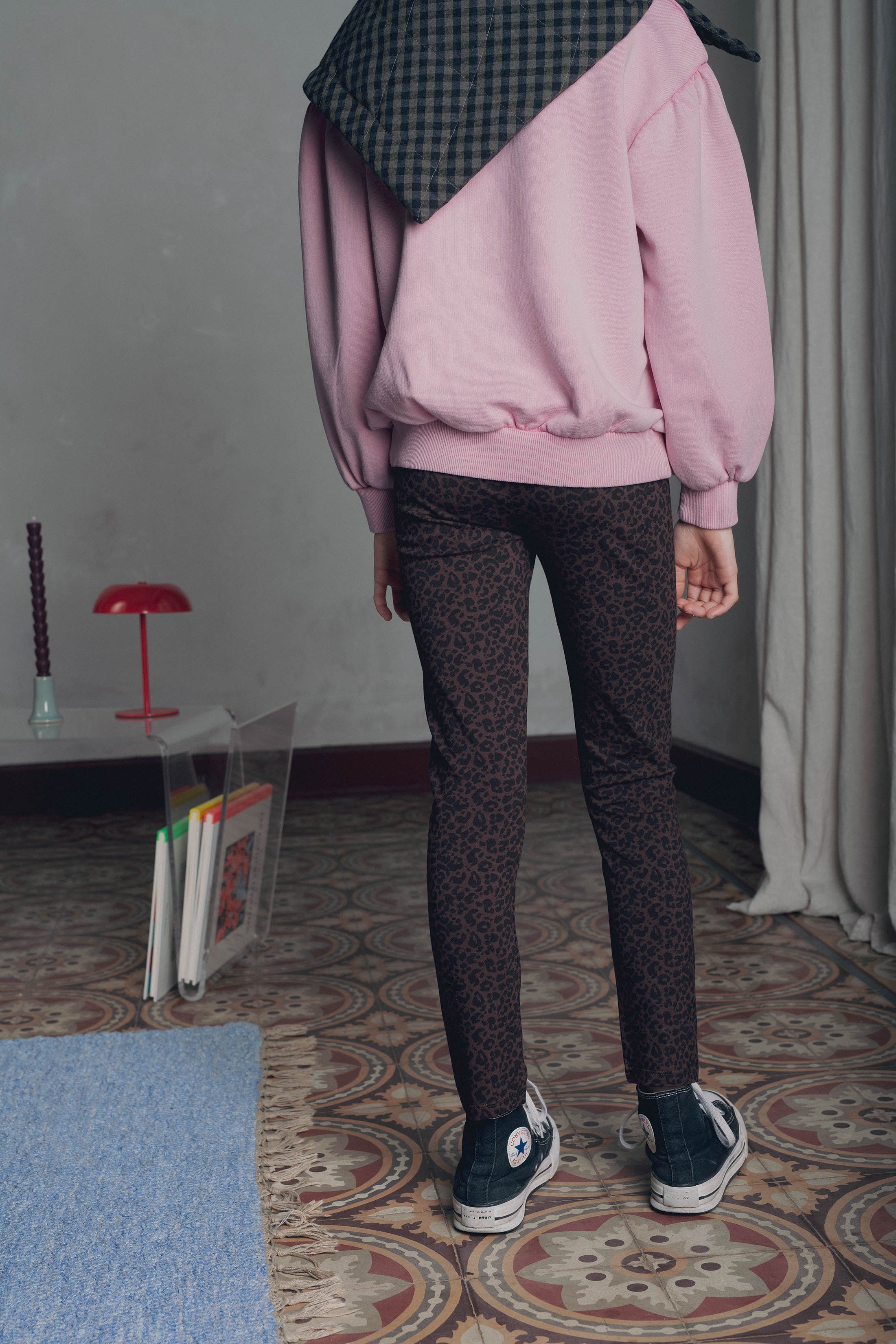 Vue de dos legging fille léopard choco sweat rose et converses noires Marlot Paris