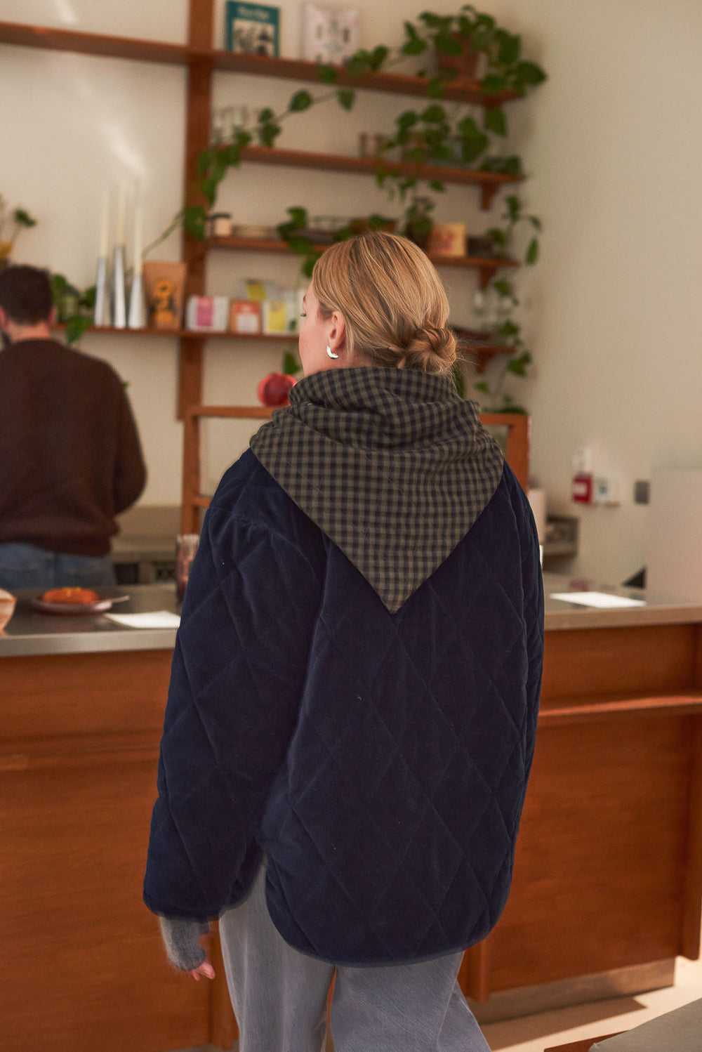 Vue de dos manteau femme velours indigo et foulard vichy kaki Marlot Paris.