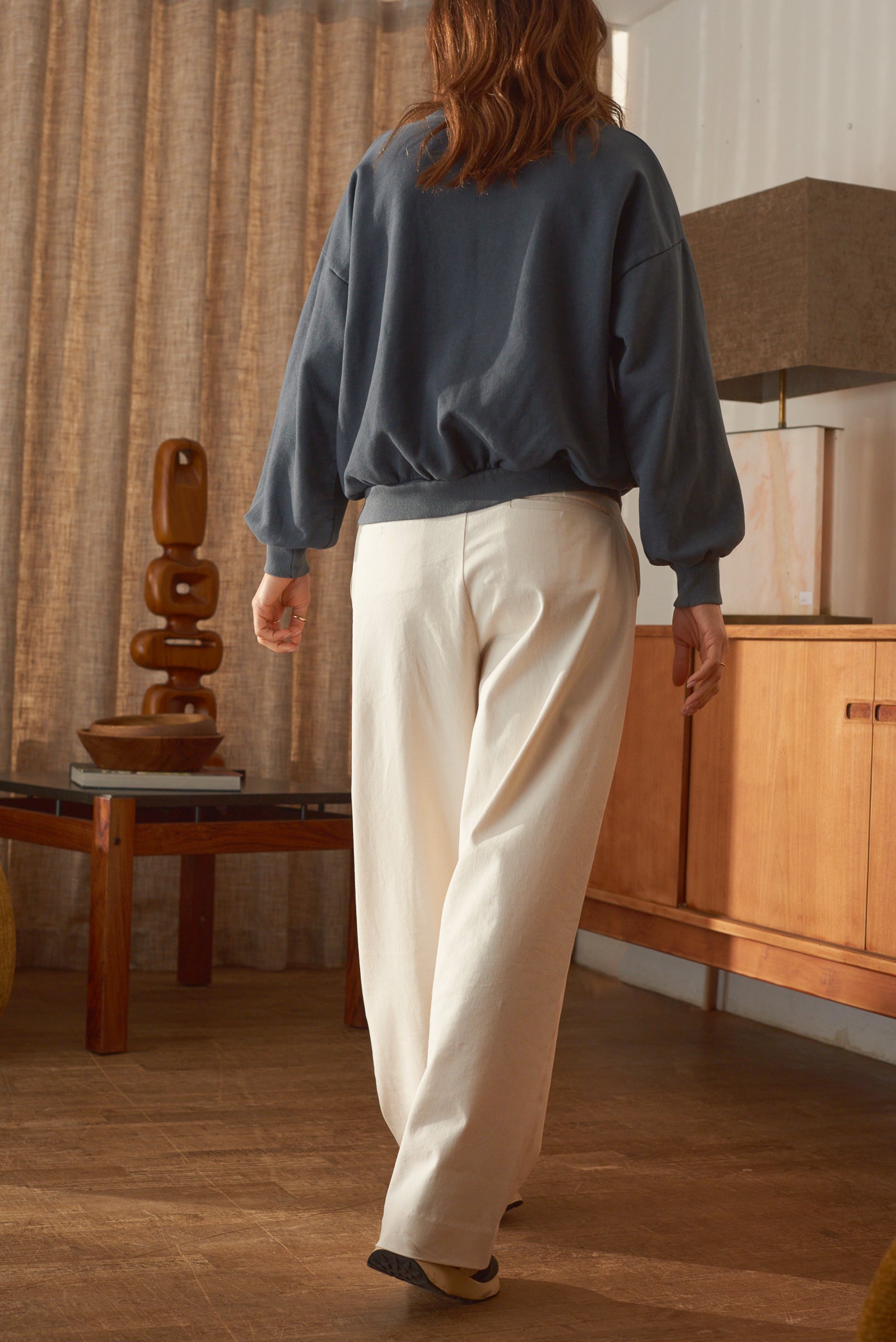 Vue de dos pantalon femme jambes larges écru Marlot Paris.