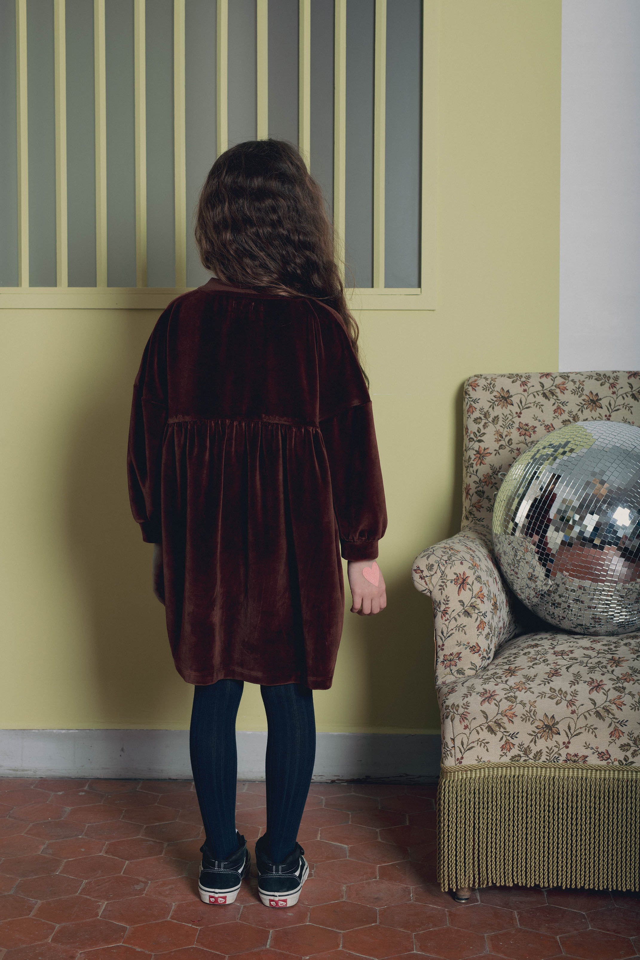 Vue de dos robe fille velours brun Marlot Paris décor boule disco