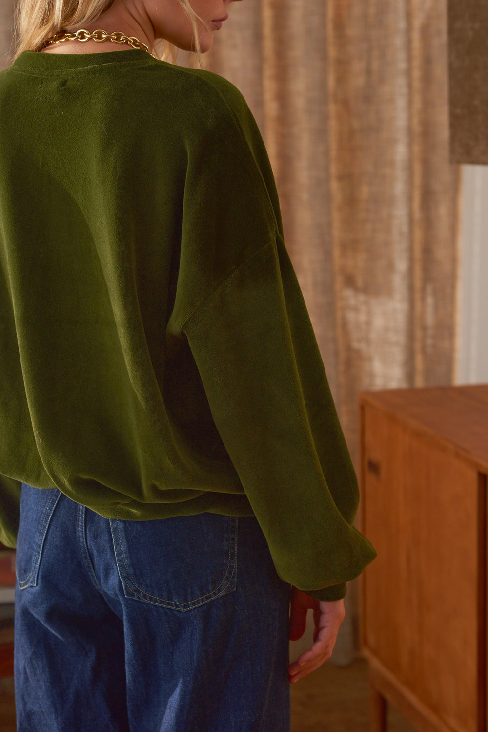 Vue de dos sweat femme velours vert kaki Marlot Paris jean brut.