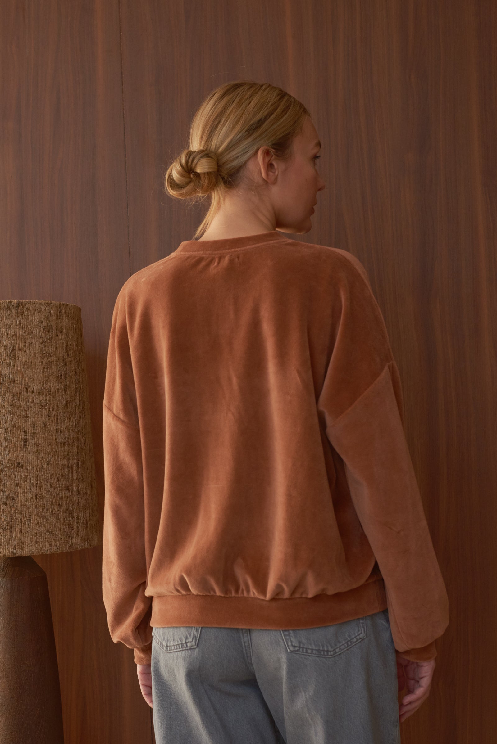 Vue dos sweat femme velours jane coloris mocha Marlot Paris.