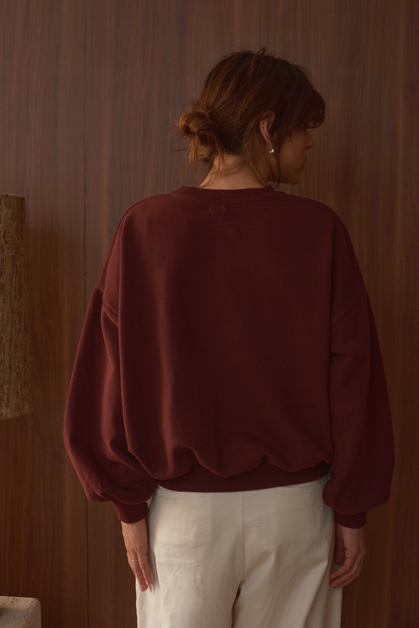 Vue de dos sweat femme Romy brun Marlot Paris pantalon blanc