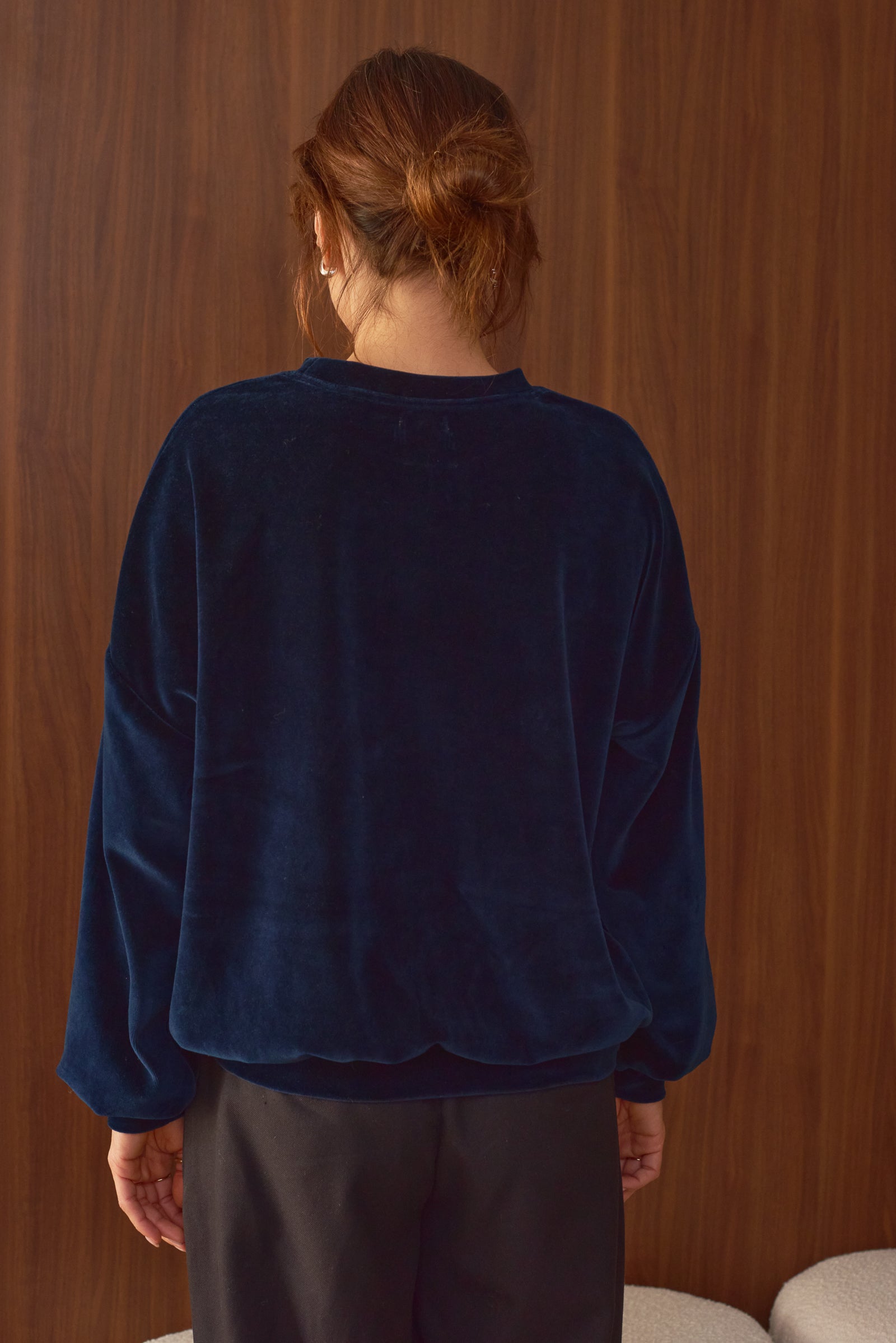 Vue de dos sweat femme velours bleu marine Marlot Paris