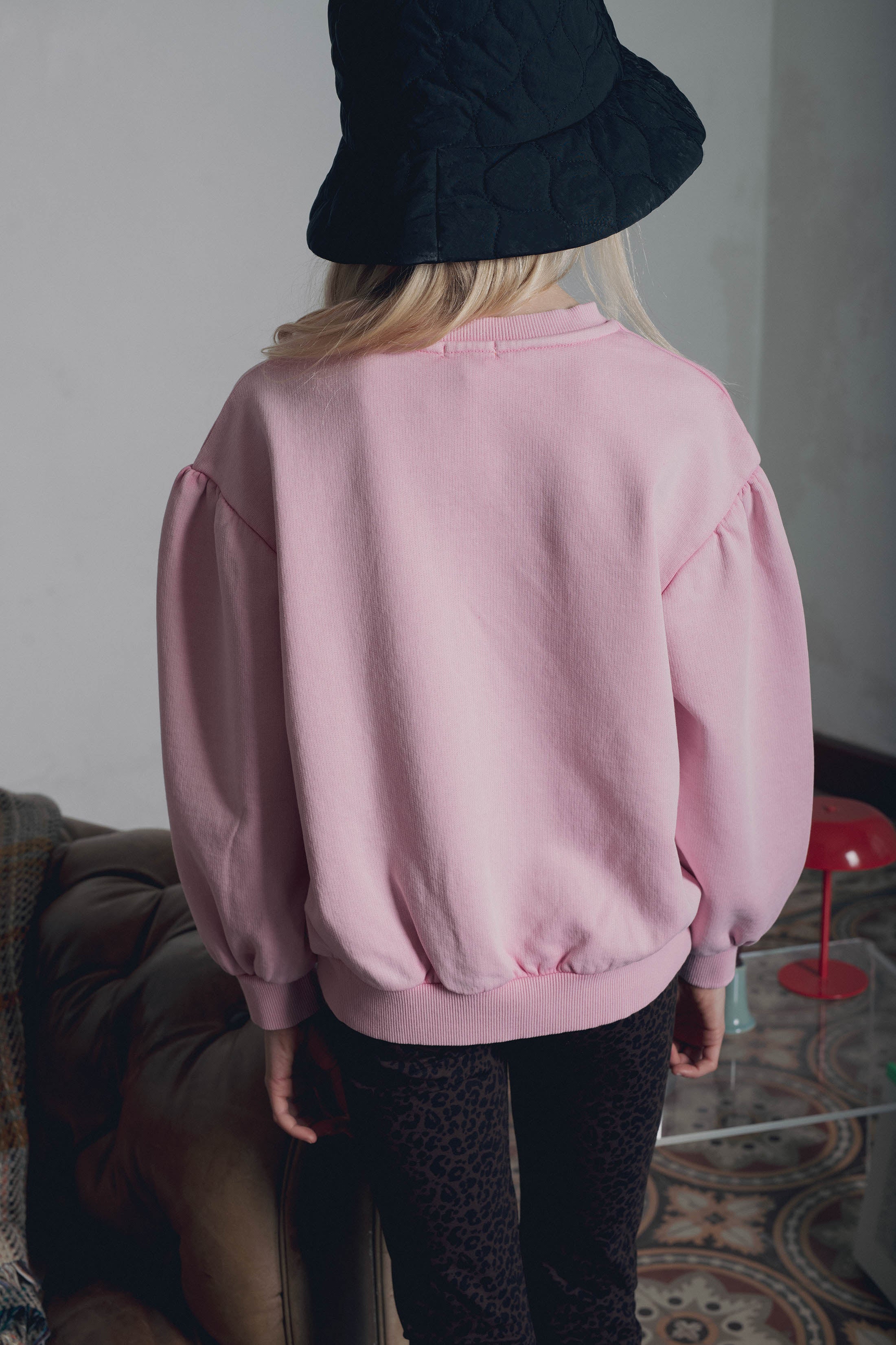 Vue de dos sweat fille molleton de coton rose Marlot Paris