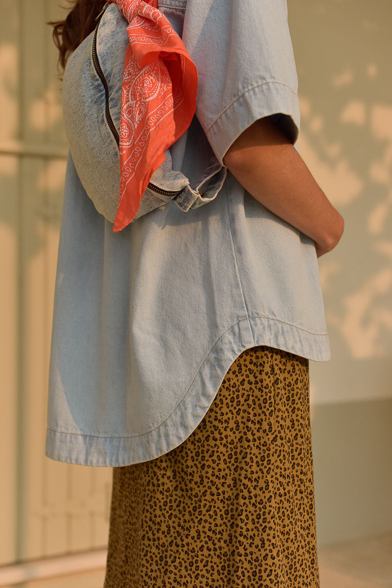 détail dos veste colette denim marlot paris avec banane et bandana rouge