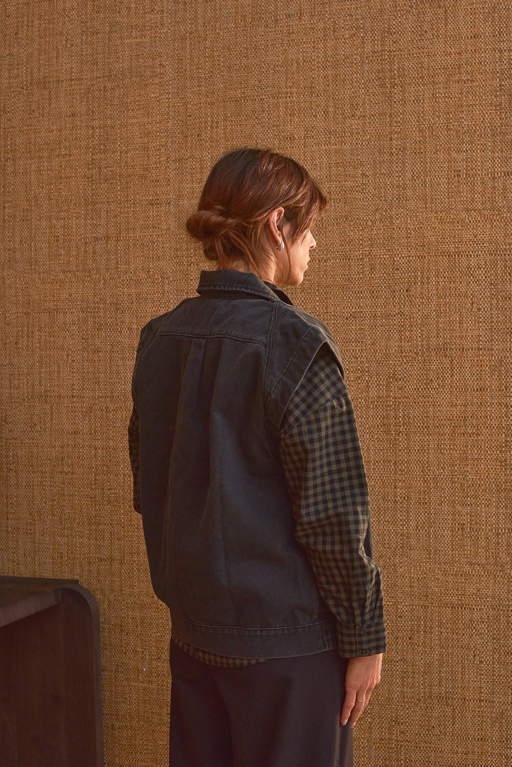 Vue de dos veste femme sans manches denim gris Marlot Paris.