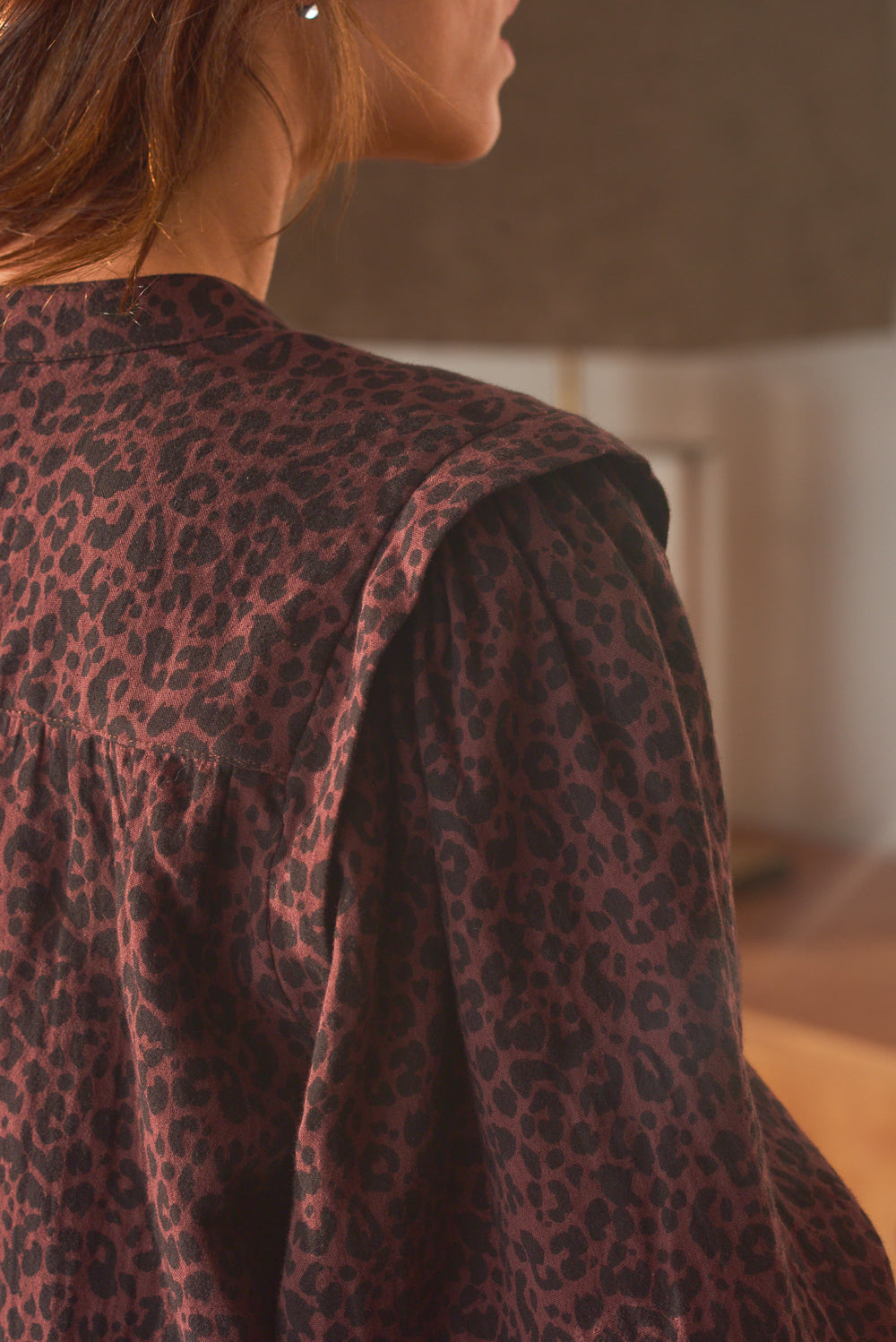 Détail ourelet épaule blouse femme léopard chocolat Marlot Paris