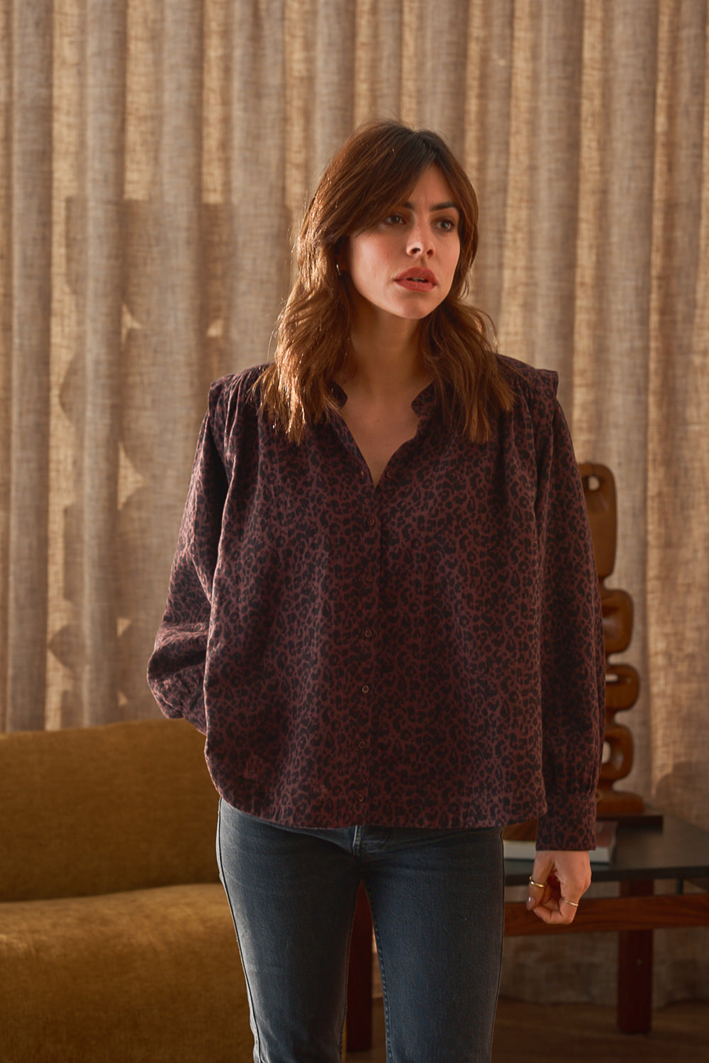 Portrait femme en blouse Marlot Paris léopard chocolat gaze de coton jean gris