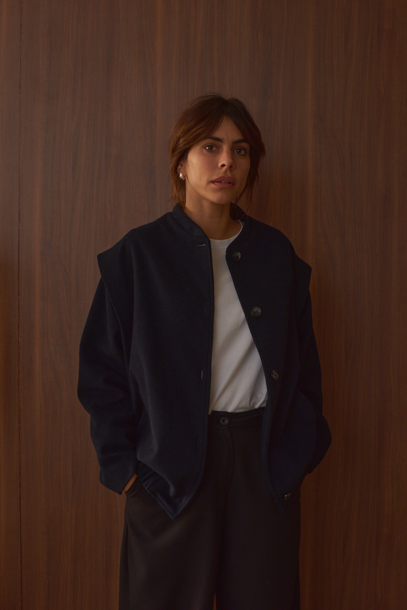 Look de face manteau court bleu marine laine et cachemire femme Marlot Paris