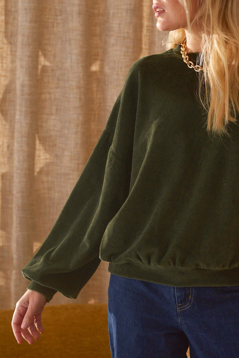 Détail manche poignet sweat velours kaki femme Marlot Paris.