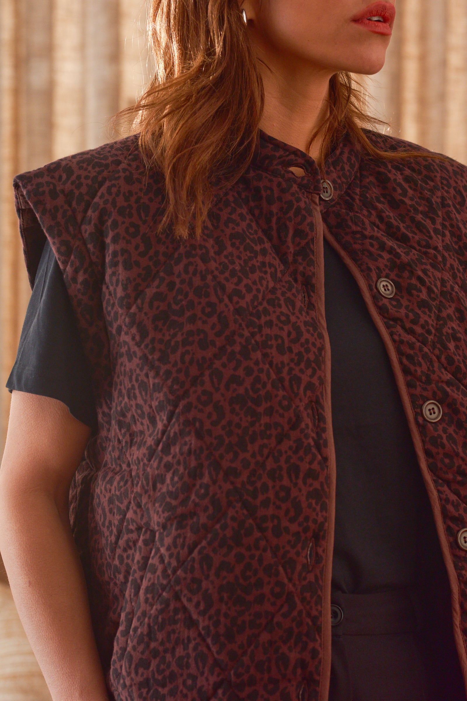 Détail imprimé léopard chocolat gilet sans manche femme Marlot Paris.