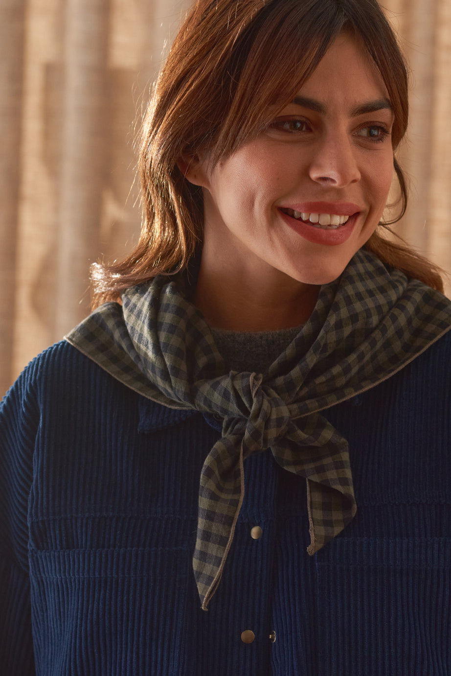 Foulard femme noué à carreaux vichy et bleu marine Marlot Paris.