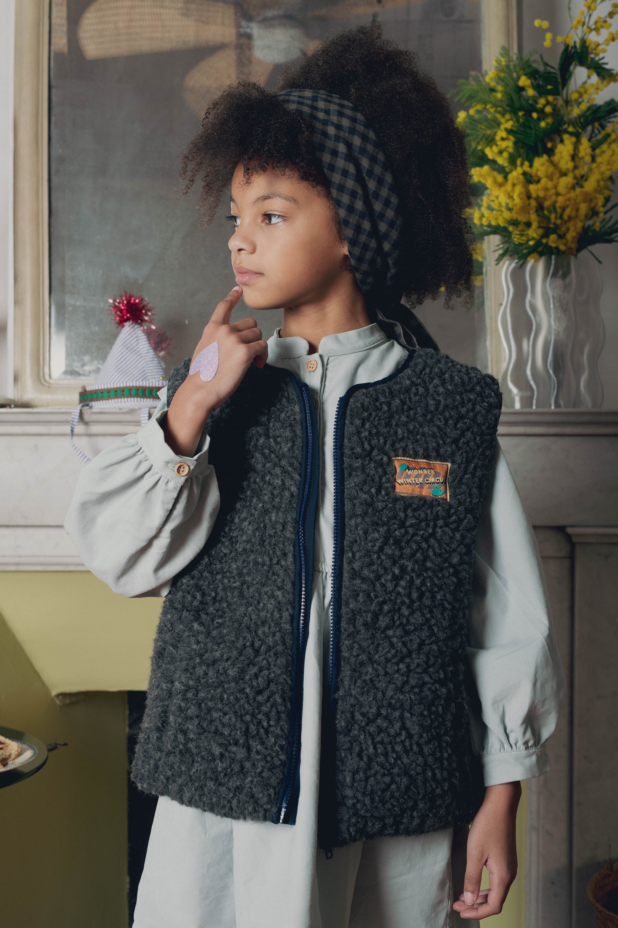 Look fille gilet sans manches moumoute gris sur robe Marlot Paris