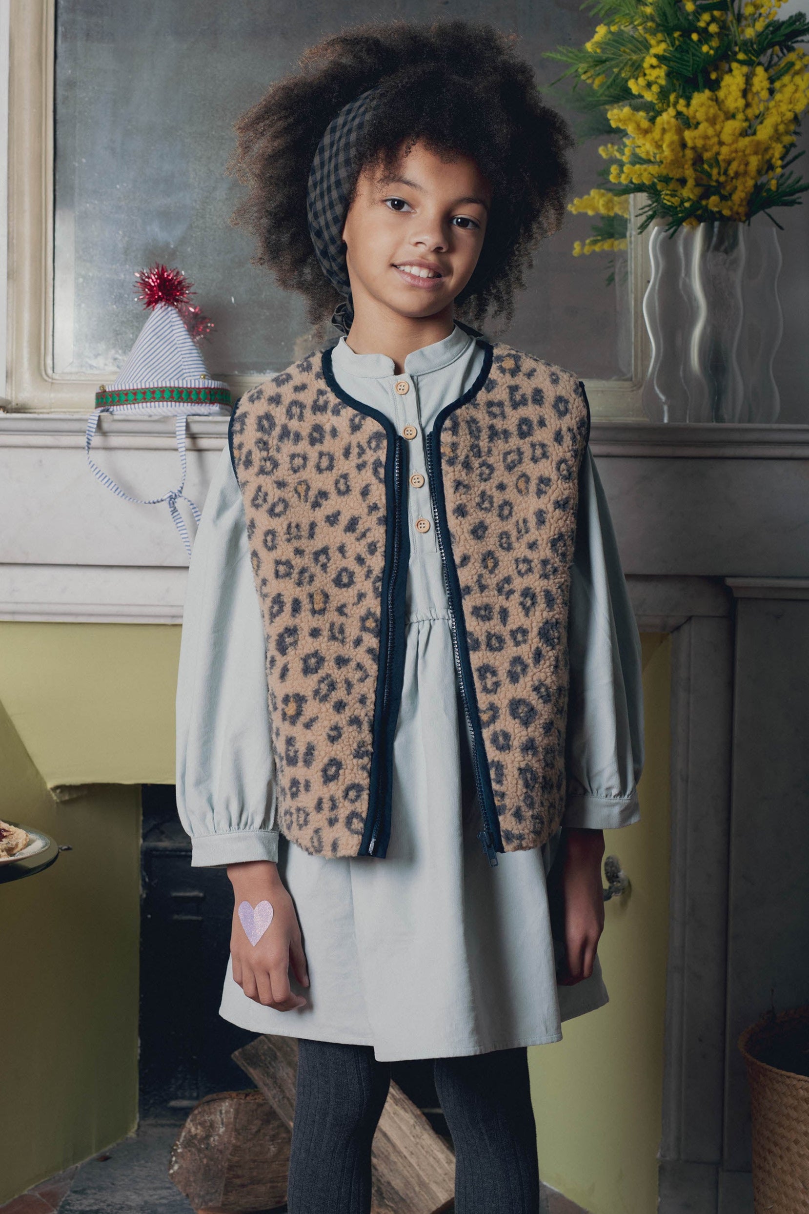 Look fille gilet sans manches moumoute léopard Marlot Paris