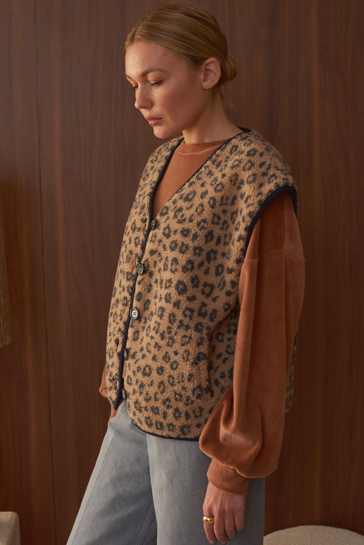 Portrait de trois quart femme portant gilet sans manches moumoute léopard Marlot Paris.
