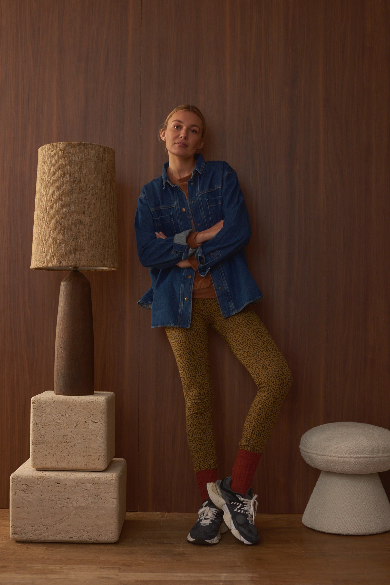 Portrait femme portant legging léopard veste jeans Marlot Paris